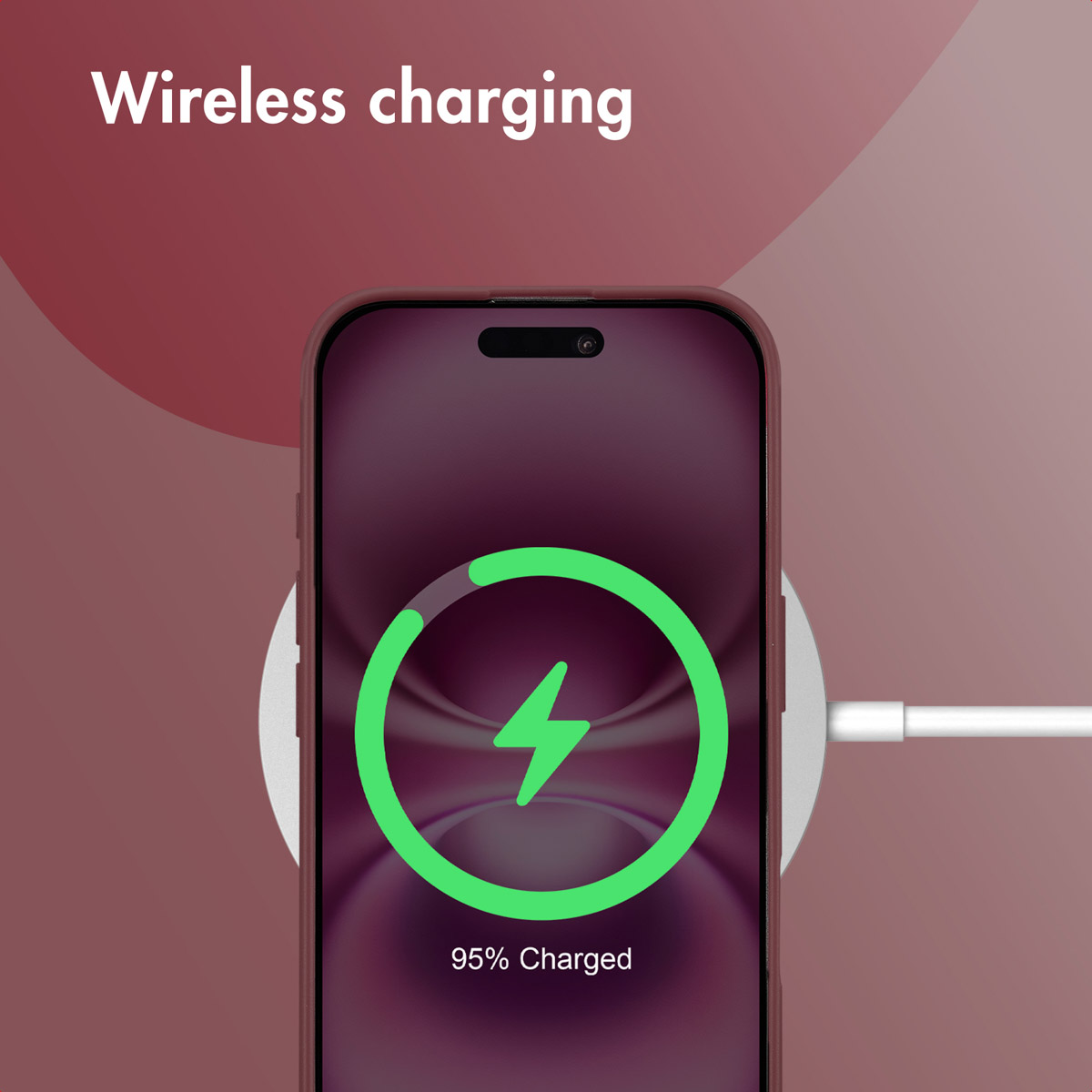 Ein Smartphone lädt kabellos auf einer Ladestation, mit 95% Ladestatus auf dem Bildschirm vor rotem Hintergrund.