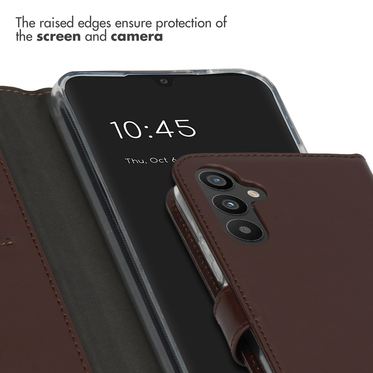 Un étui portefeuille marron protège l'écran et l'appareil photo du smartphone à l'intérieur.
