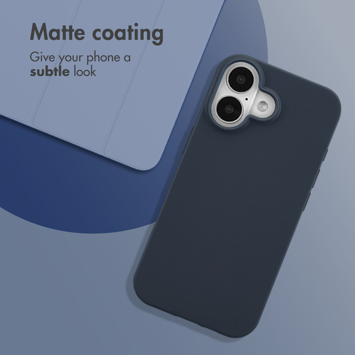 Custodia per telefono blu scuro con finitura opaca su sfondo blu e testo.