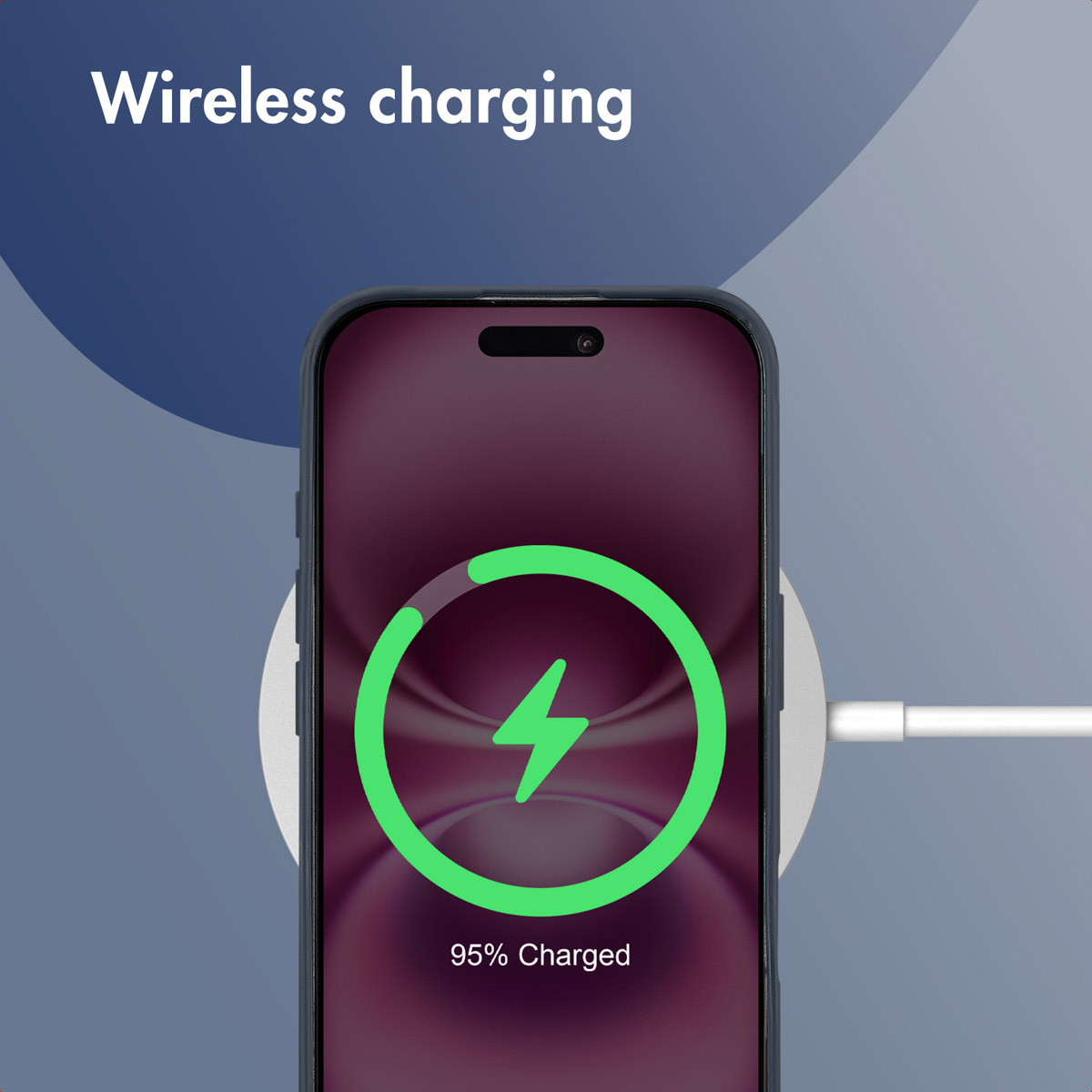 Uno smartphone su un caricabatterie wireless bianco che mostra una carica al 95% con cerchio verde e icona a saetta.