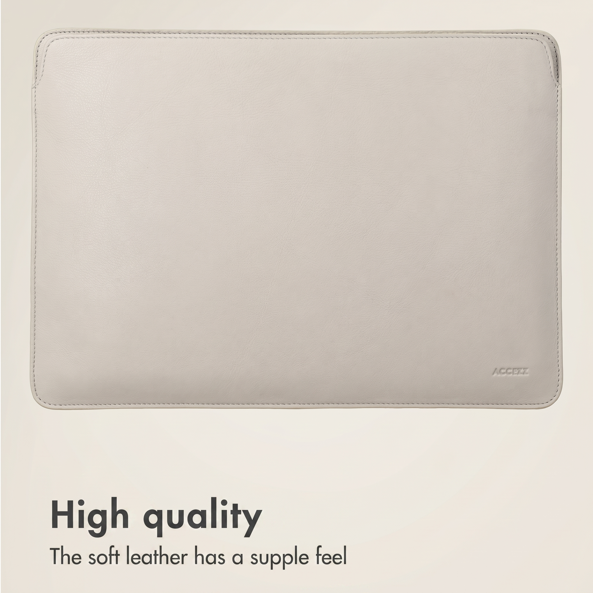 Eine flache, cremefarbene Laptoptasche aus Leder mit genähten Rändern und eingeprägtem ACCEZZ-Logo.