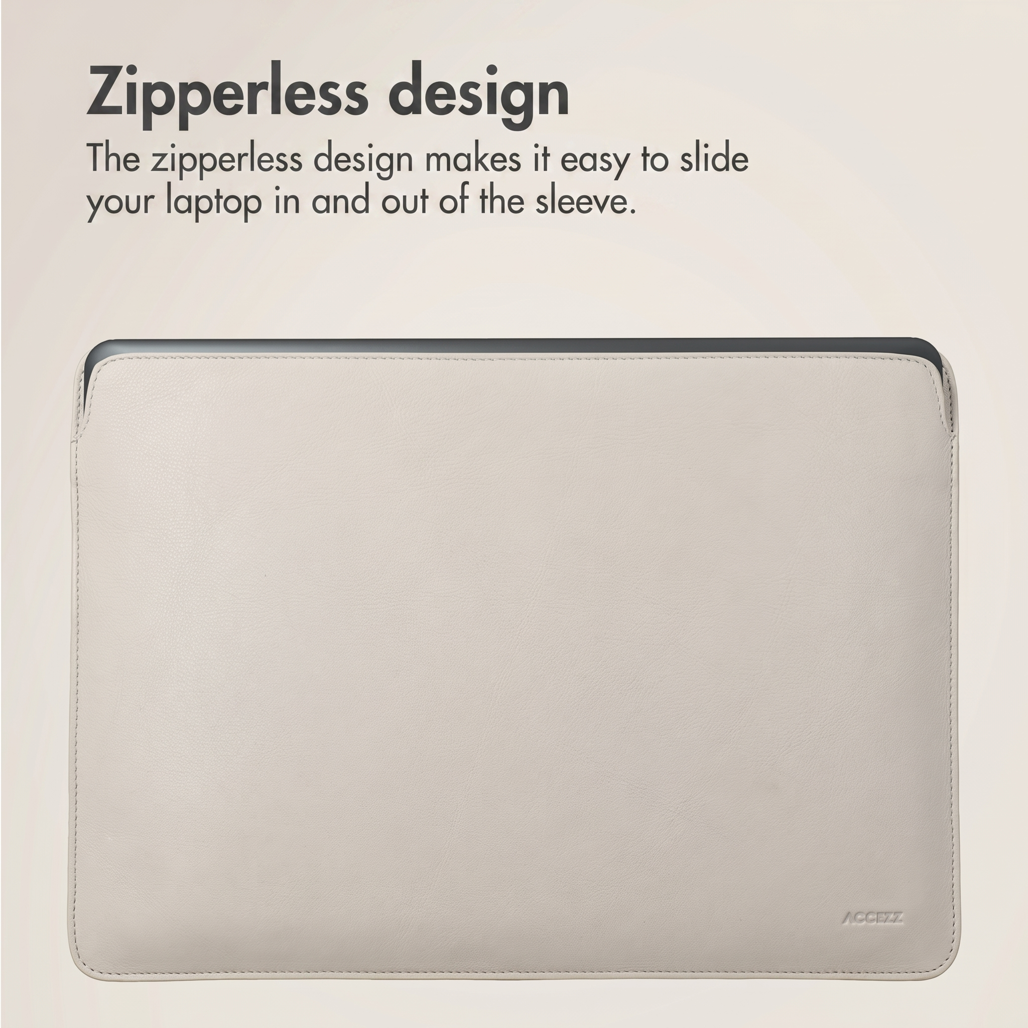 Beigefarbene Laptophülle im reißverschlusslosen Design mit Laptop auf hellem Hintergrund.