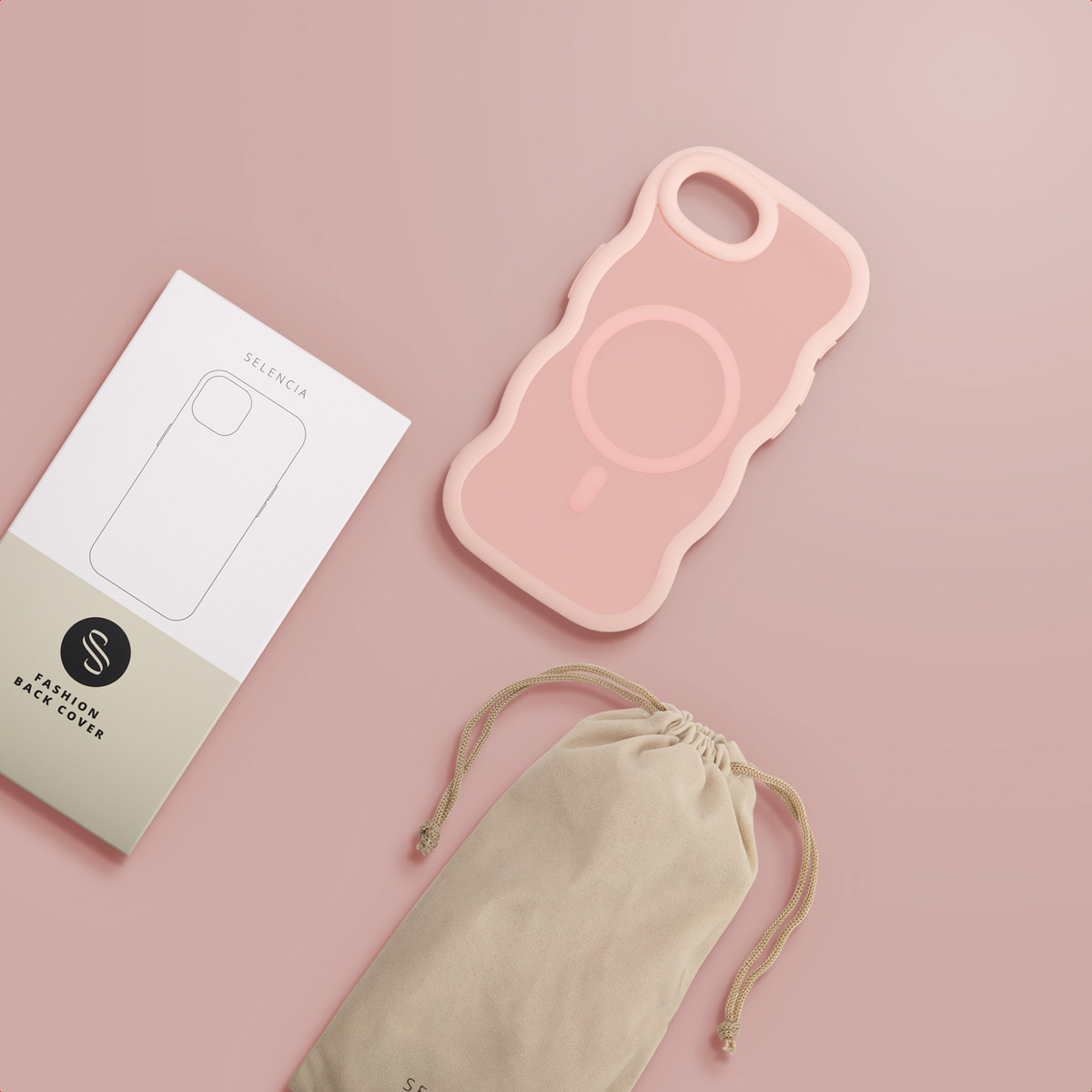 Coque de téléphone rose avec MagSafe, un emballage et une pochette beige sur fond rose.