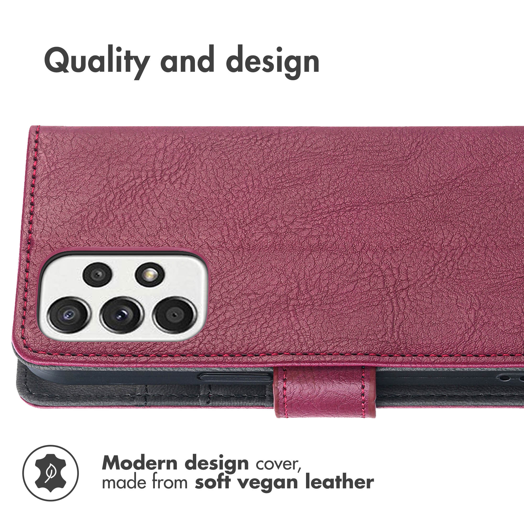 Étui pour téléphone en cuir vegan bordeaux avec découpe pour appareil photo et texte.