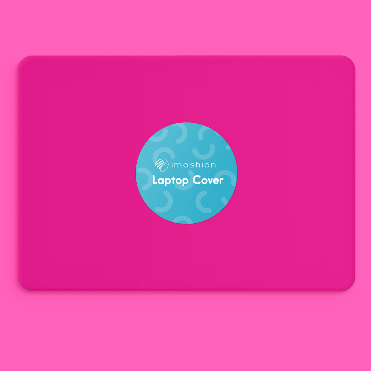 Una funda de portátil rosa con una pegatina azul en el centro que dice 'imoshion Laptop Cover' sobre un fondo rosa.