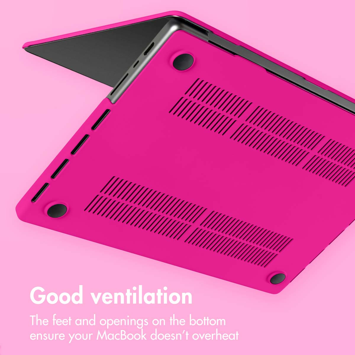 Parte inferior de una funda rosa para MacBook con ranuras de ventilación y patas de goma negras sobre fondo rosa.
