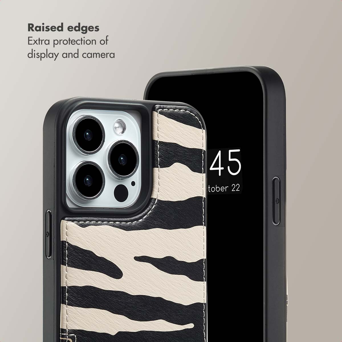 Bordes elevados para protección de pantalla y cámara en funda con patrón blanco y negro.