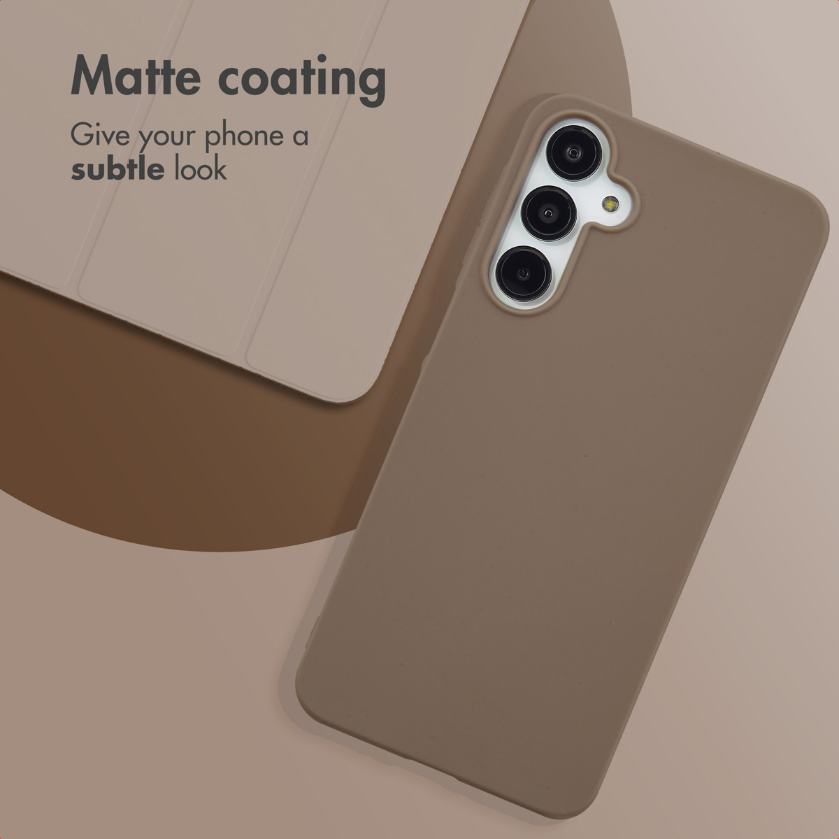 Un teléfono con funda protectora marrón mate sobre una superficie beige con texto.