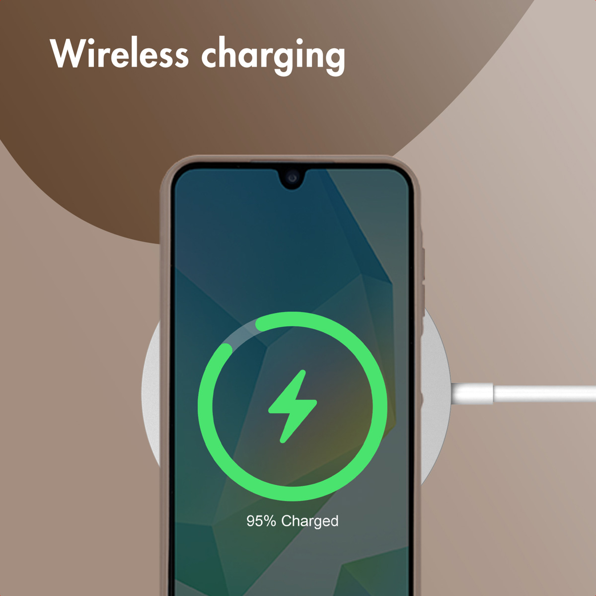 Un teléfono inteligente en una base de carga inalámbrica muestra 95 por ciento cargado con un icono verde.