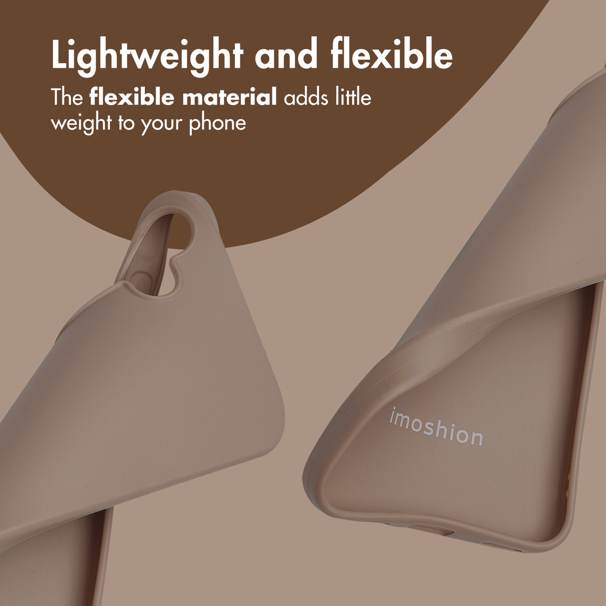 Dos fundas de móvil marrones, ligeras y flexibles sobre fondo beige con texto.