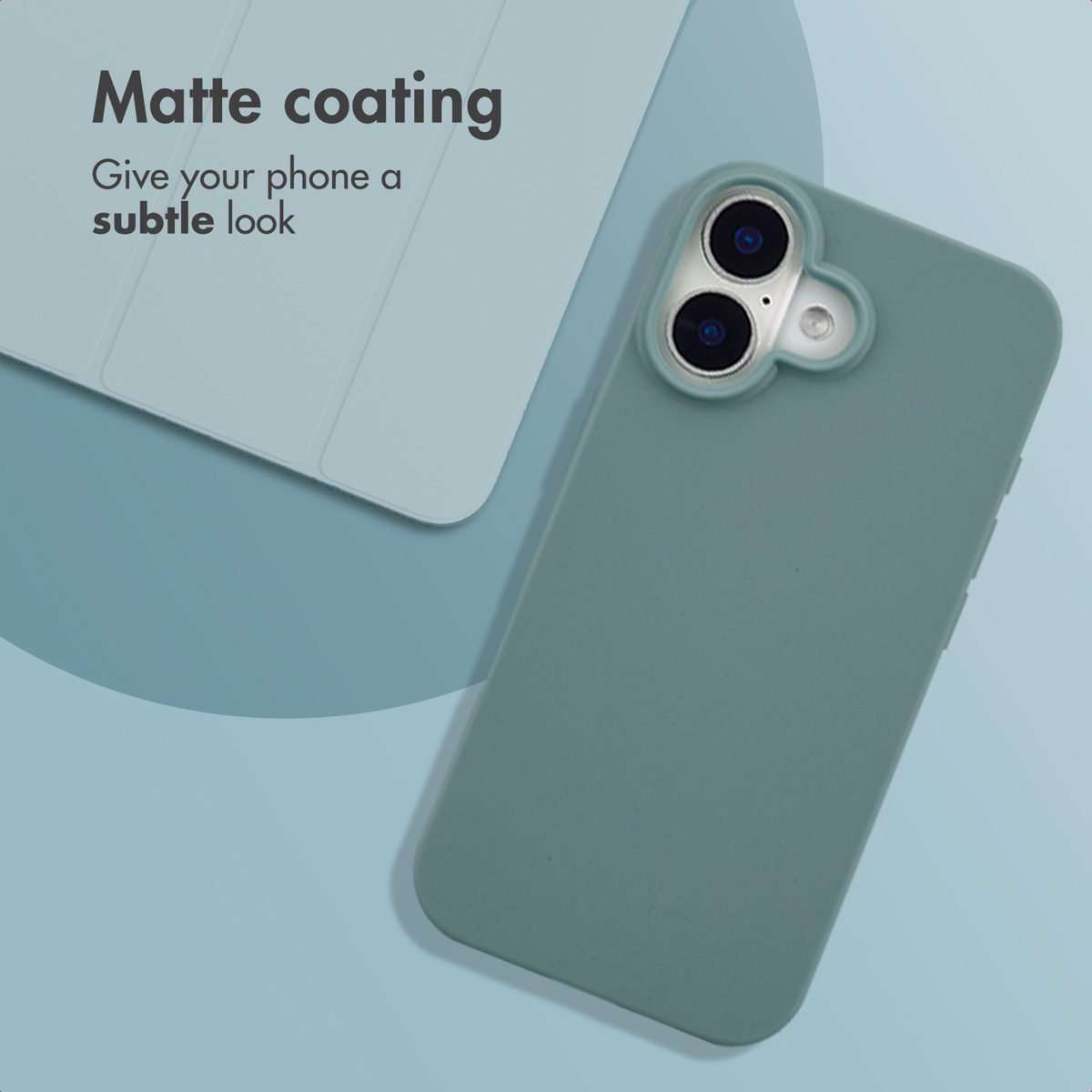 Una cover per smartphone verde opaco con fotocamere su sfondo azzurro con testo.