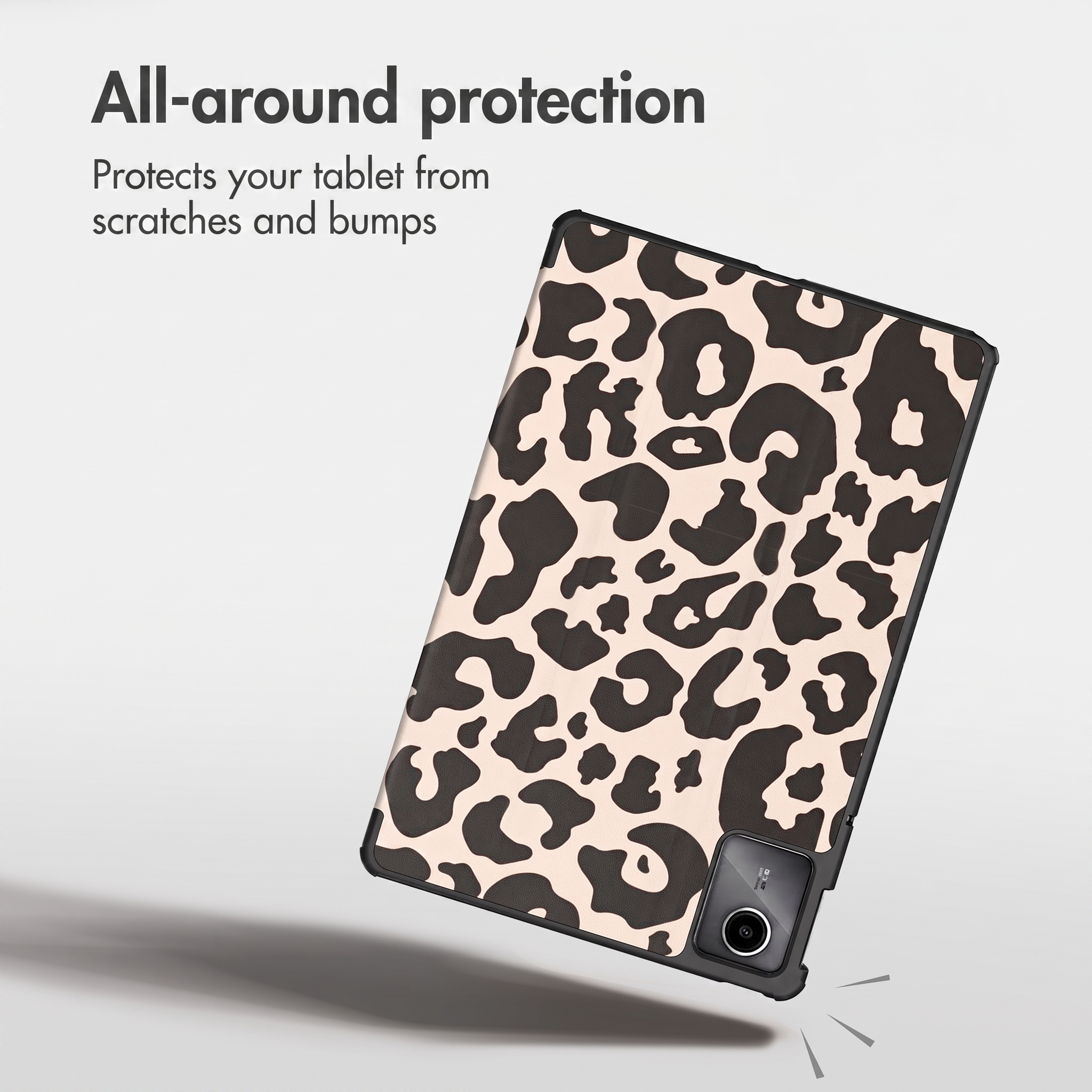 Une tablette avec une coque de protection motif léopard sur fond clair.