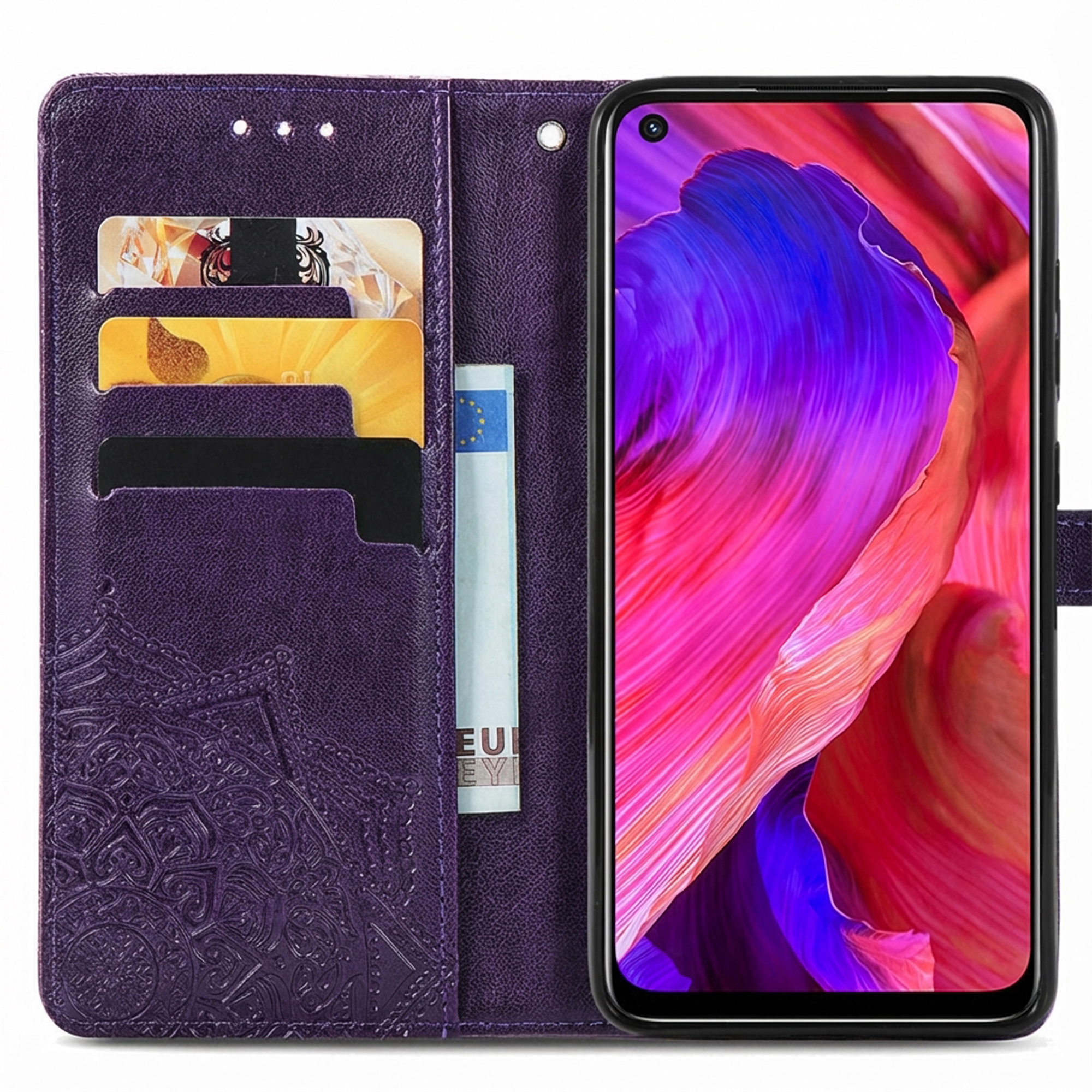 Una custodia in pelle viola aperta con goffratura mandala, tasche per carte e uno smartphone con schermo colorato.
