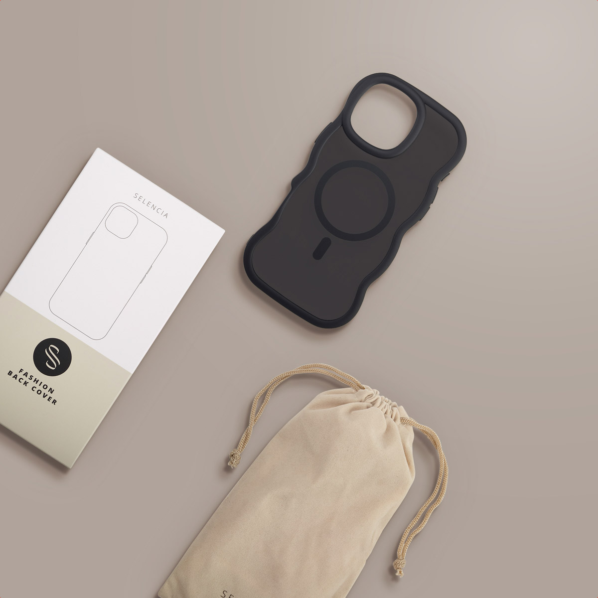 Une coque noire ondulée, une boîte et une pochette sur fond beige.