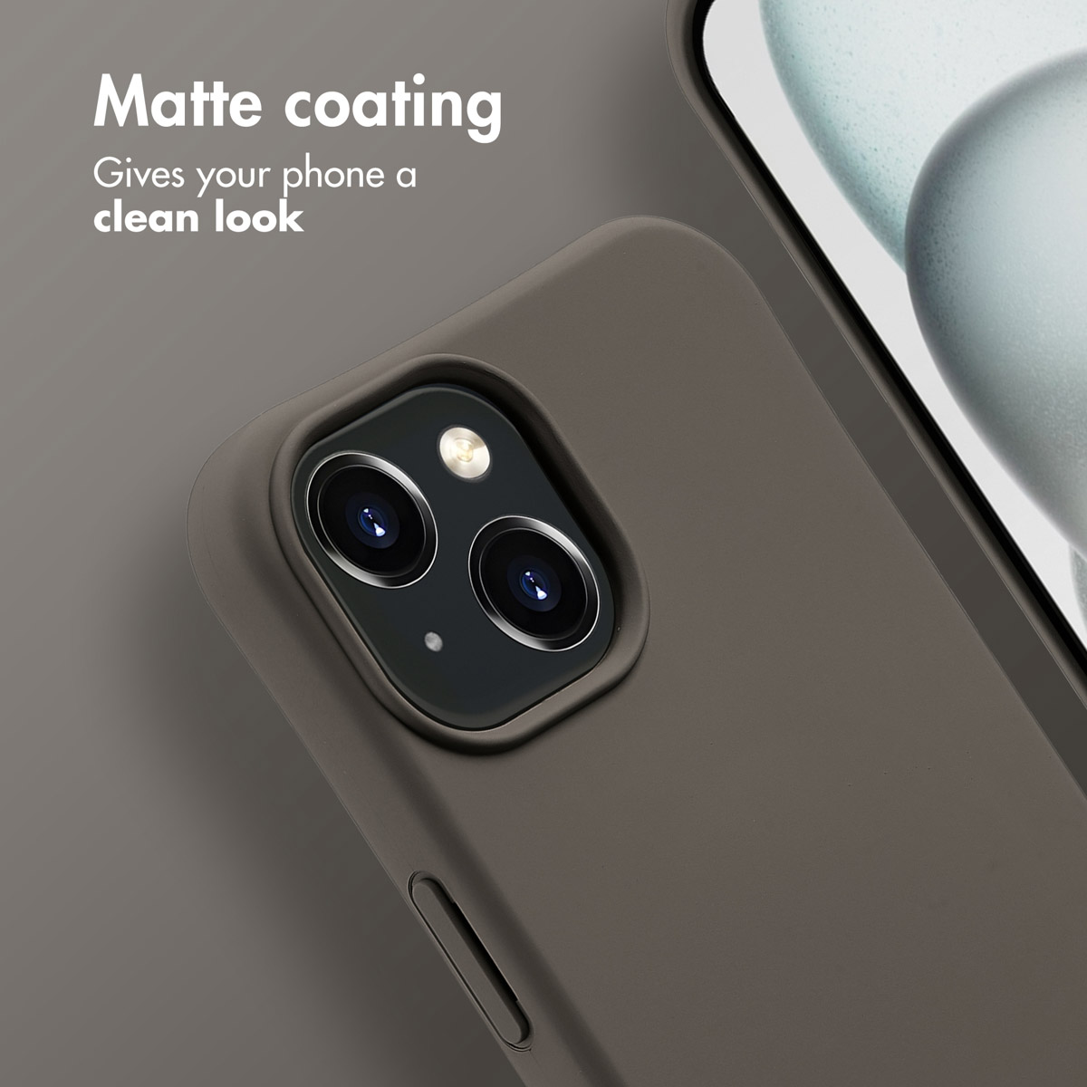 Donkergrijze smartphonehoes met een matte afwerking, met de achtercamera en de zijknop.