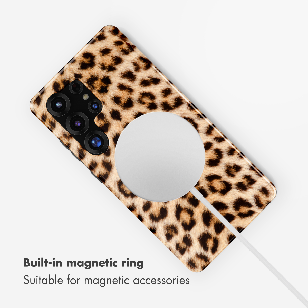Custodia per telefono leopardata con anello magnetico integrato e cavo di ricarica bianco su sfondo bianco.