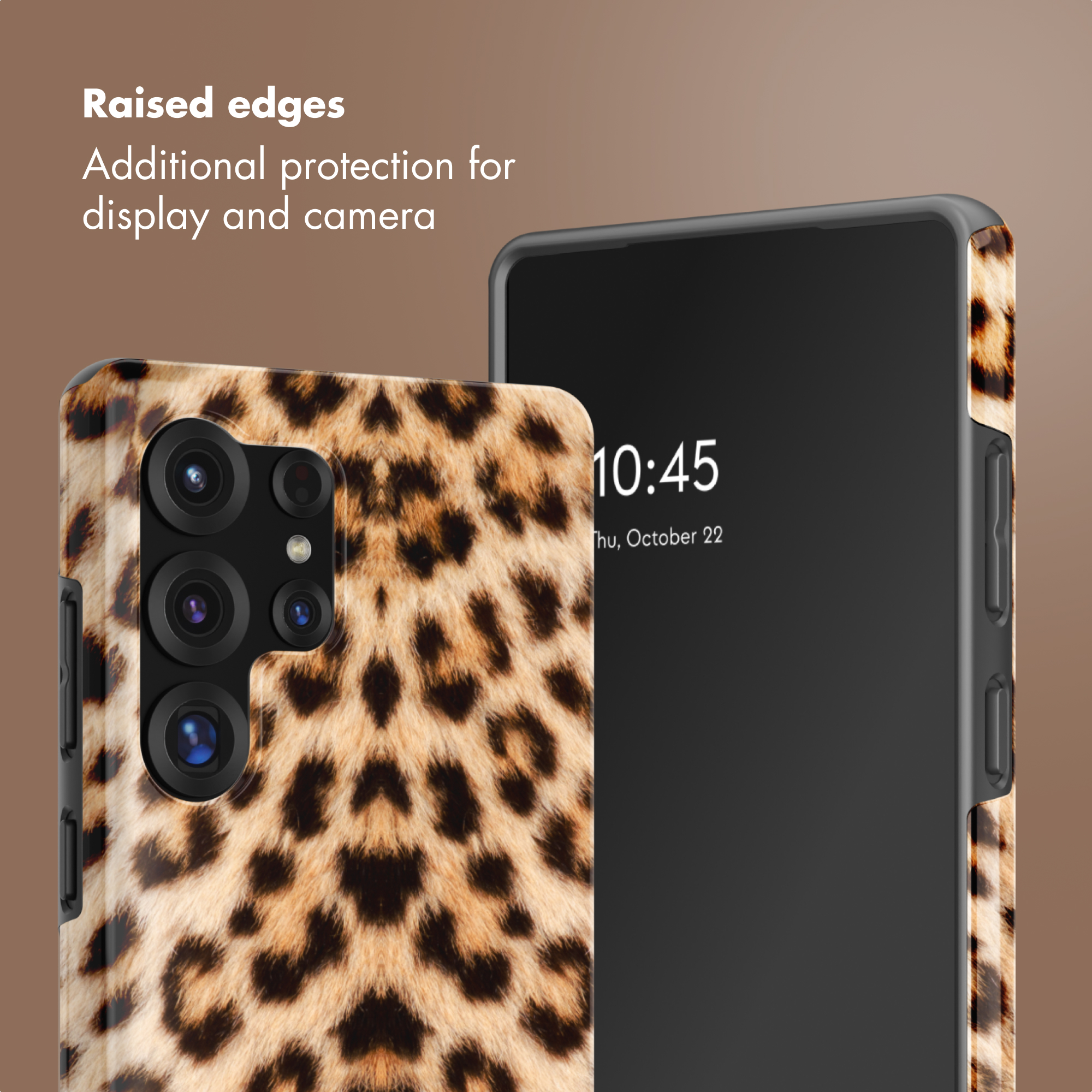 Smartphone con custodia leopardata e bordi rialzati per proteggere schermo e fotocamera.