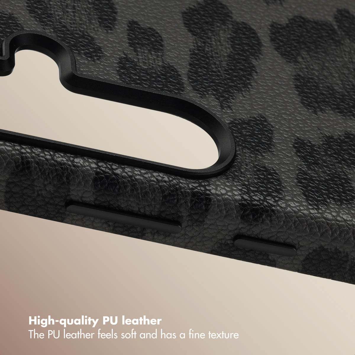 Primer plano de una funda de piel sintética con estampado de leopardo negro y botones visibles.