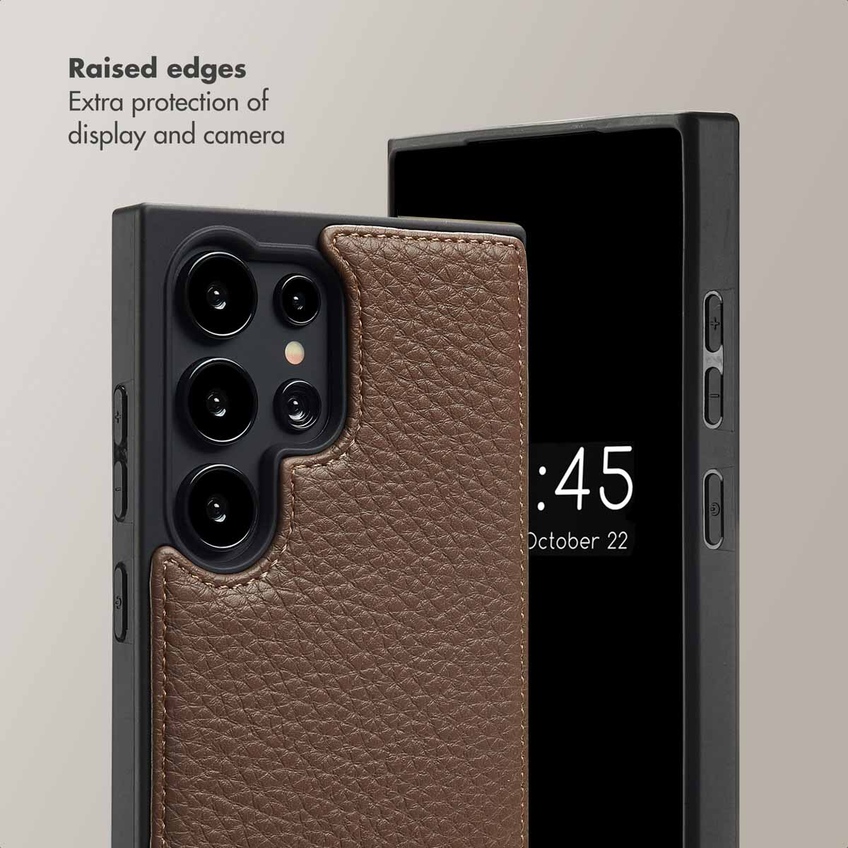 Smartphone en funda negra con detalle de cuero marrón y recorte de cámara sobre fondo gris.