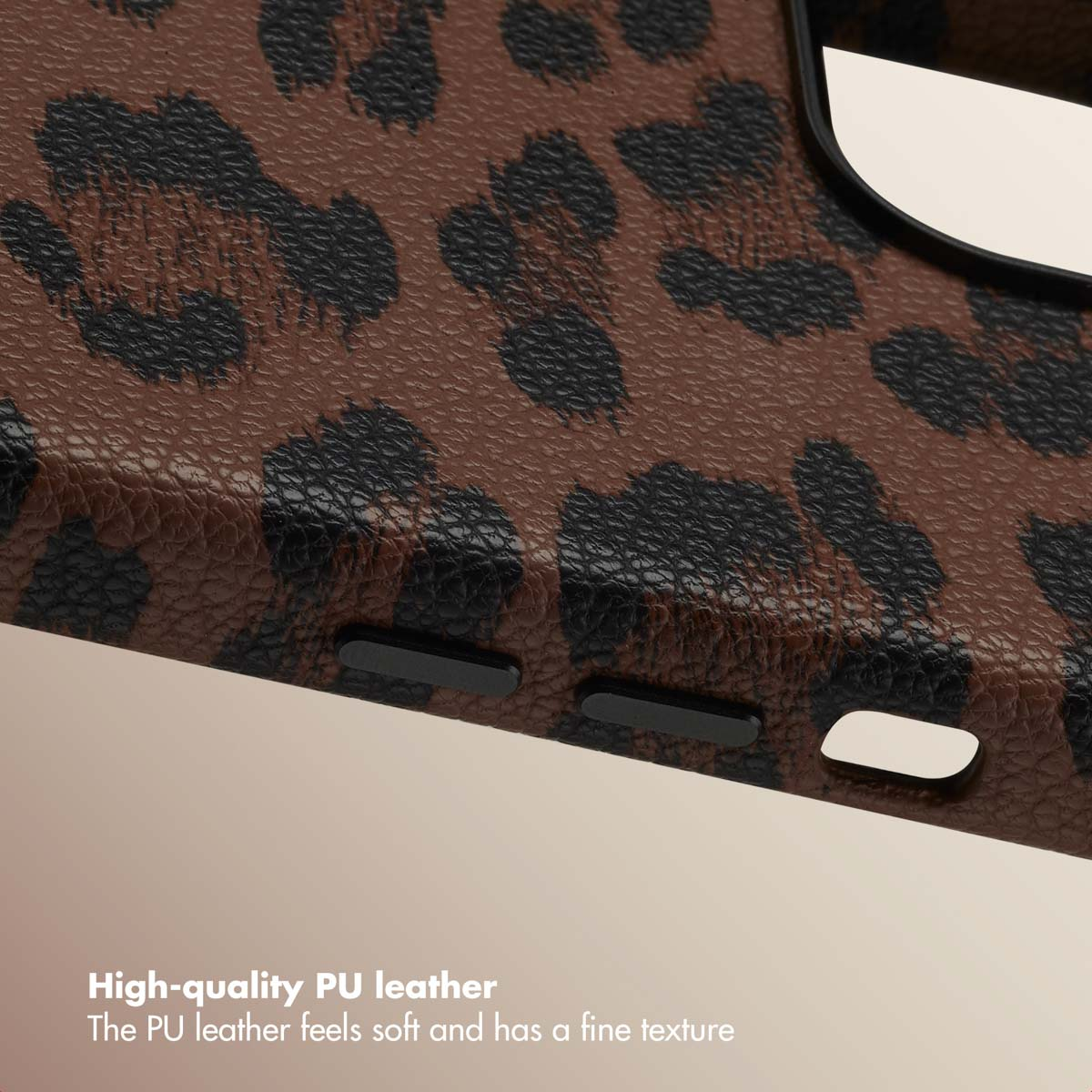 Primo piano di una cover per telefono leopardata marrone e nera con texture in pelle.