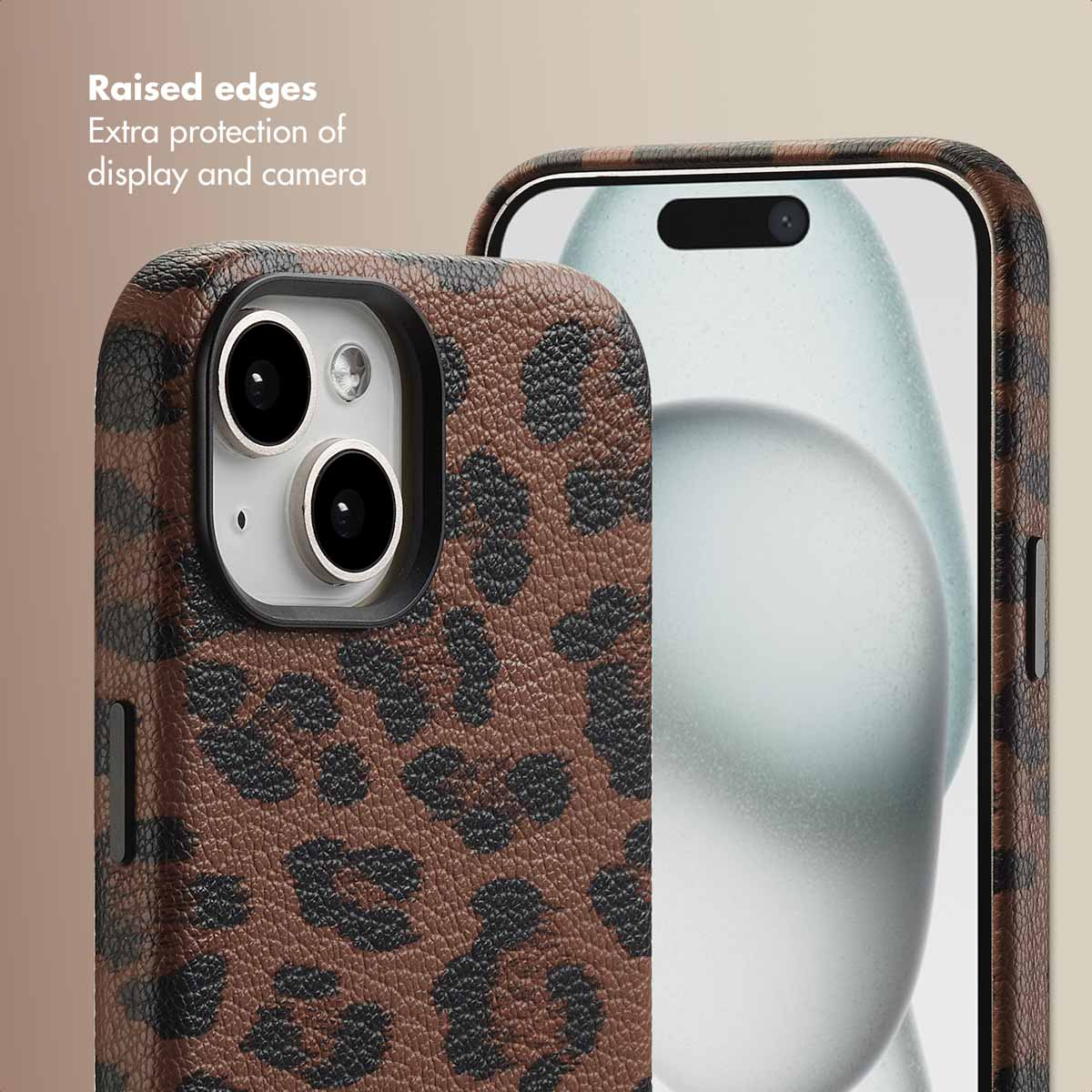 Uno smartphone in custodia in pelle leopardata con bordi rialzati per proteggere display e fotocamera.