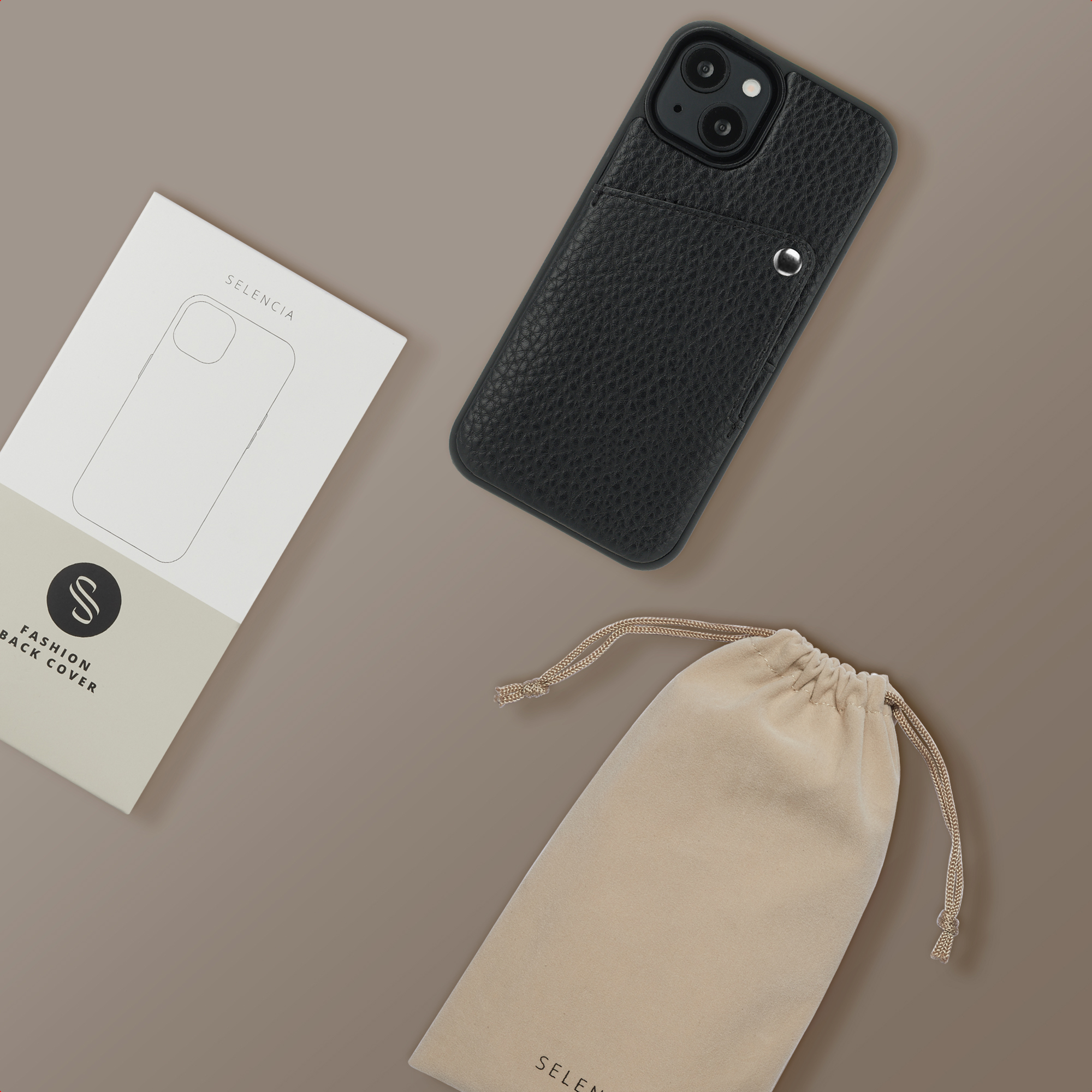 Coque de téléphone en cuir noir avec poche, emballage blanc et sachet en velours beige sur fond gris.