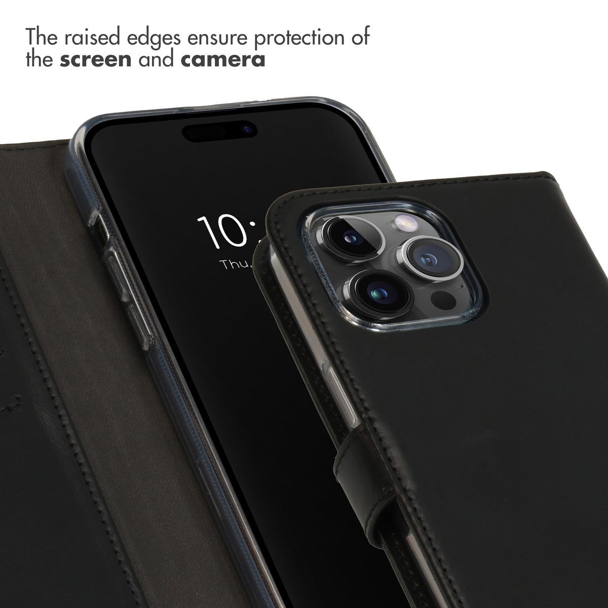 Ein Smartphone in einer schwarzen Lederhülle zeigt Kamera- und Bildschirmschutz vor weißem Hintergrund.