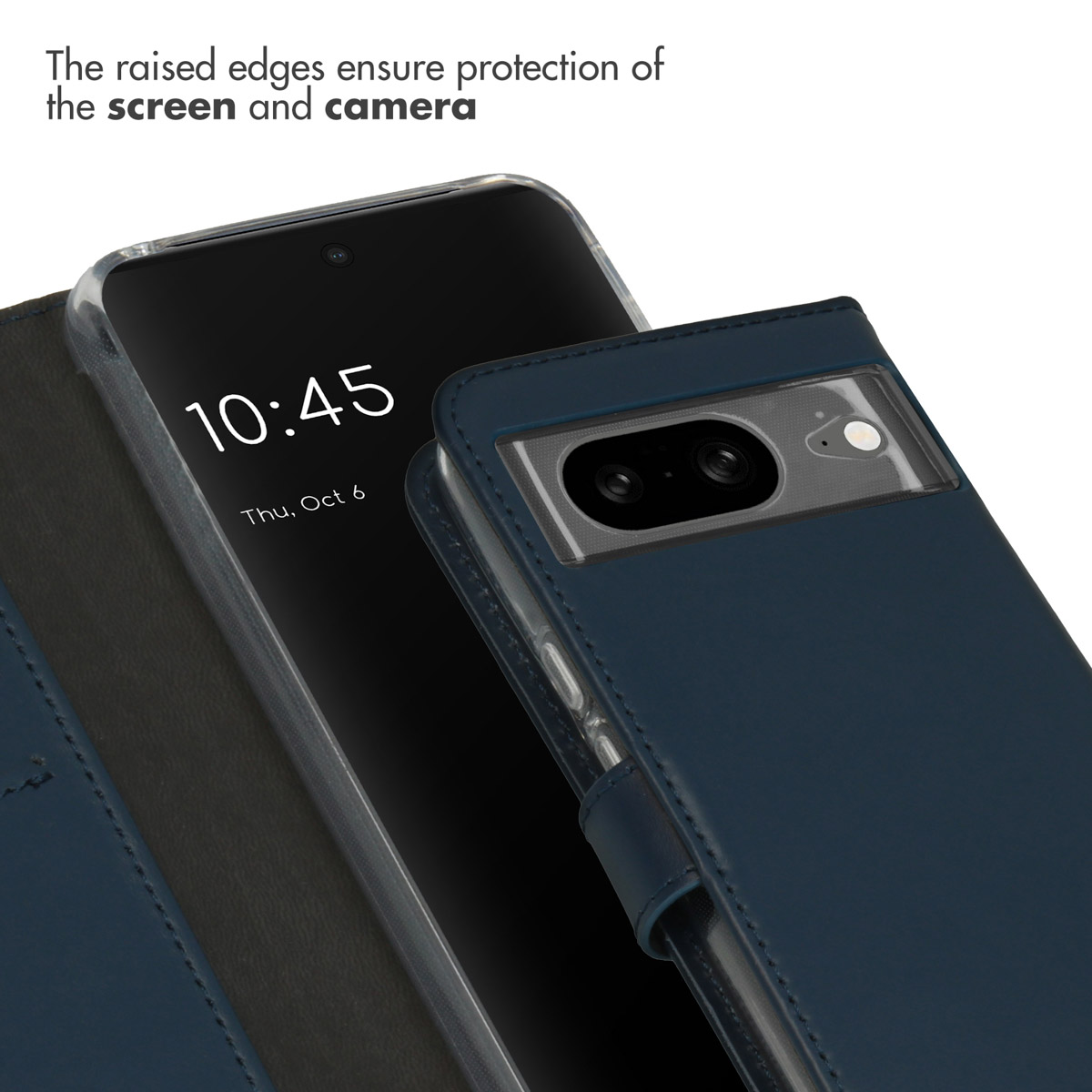 Uno smartphone in custodia di pelle blu scuro, che mostra lo schermo con l'ora e la fotocamera.