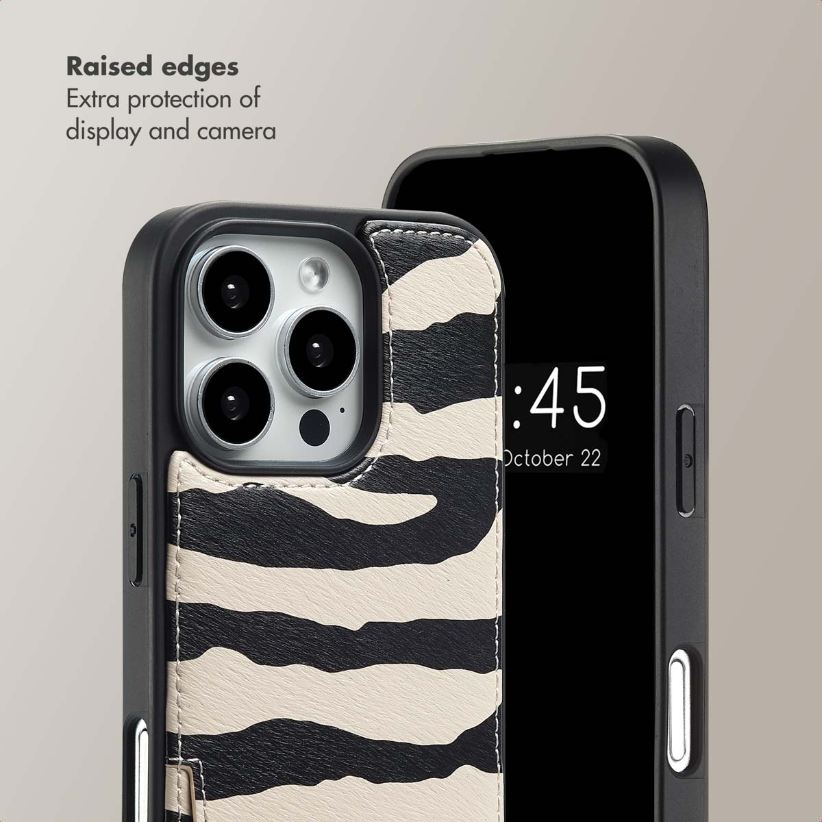 Smartphone en funda con estampado de cebra con bordes elevados para protección de pantalla y cámara.