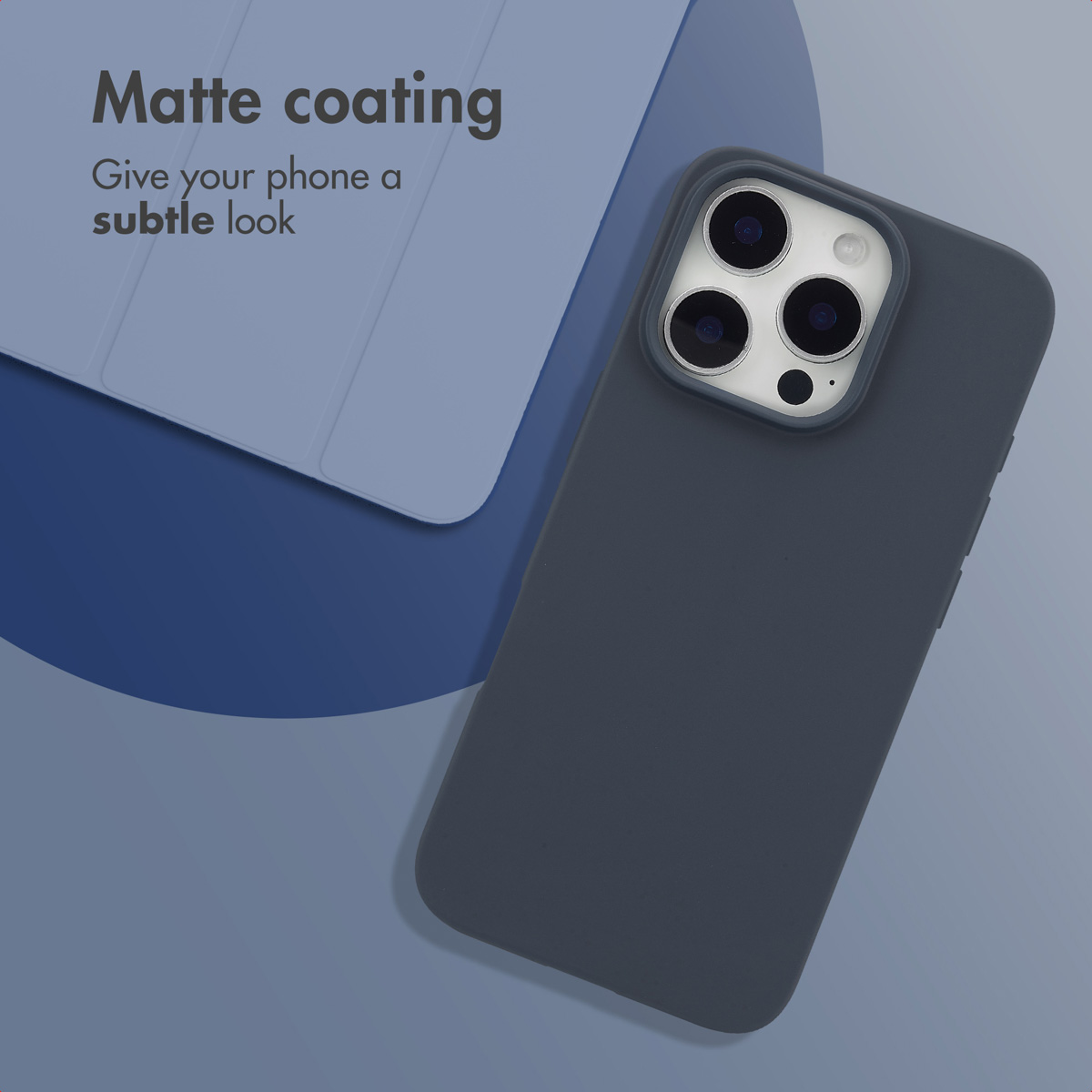 Un smartphone dans une coque mate gris foncé à côté d'un étui bleu sur fond gris.