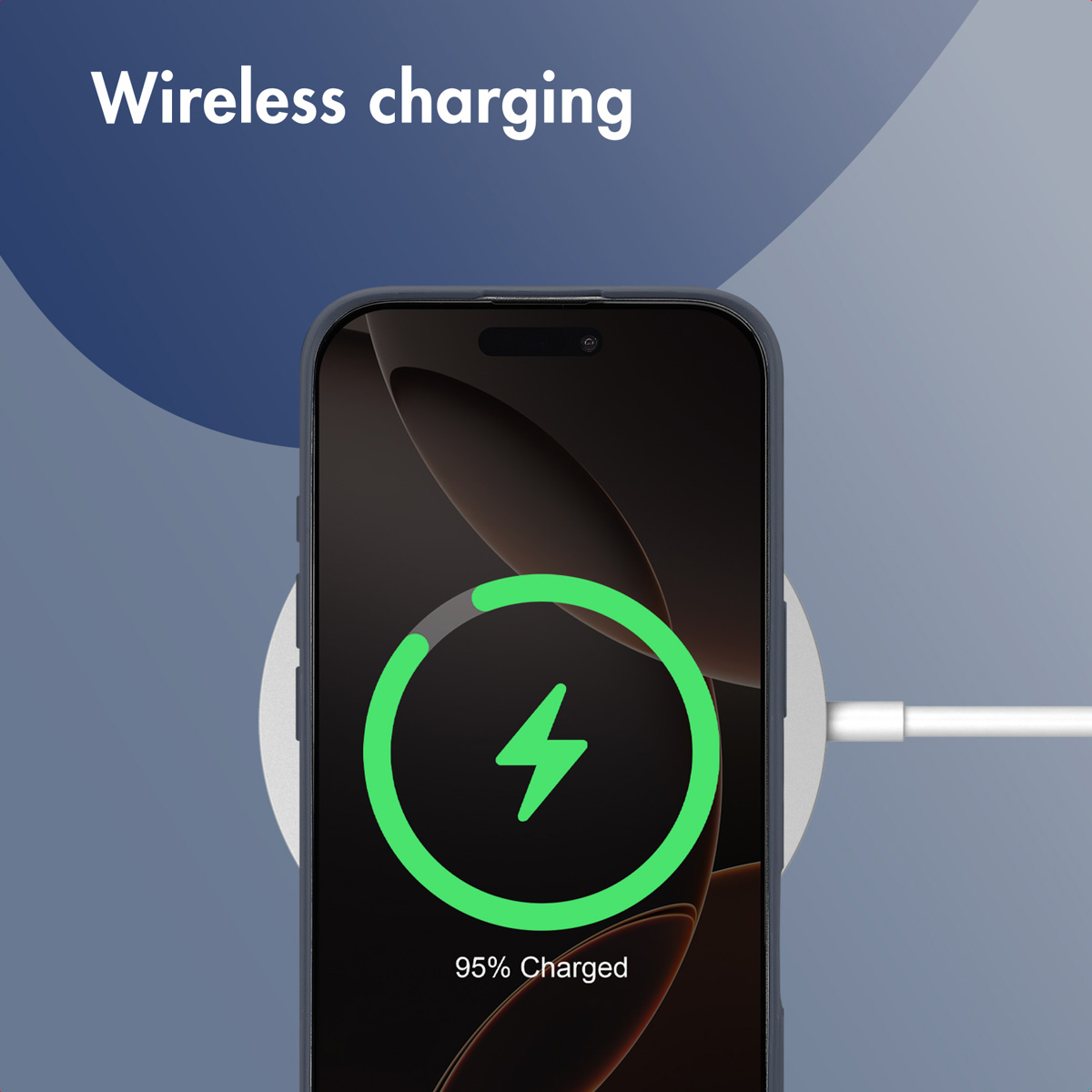 Un smartphone repose sur un chargeur sans fil blanc et rond, affichant un cercle vert.