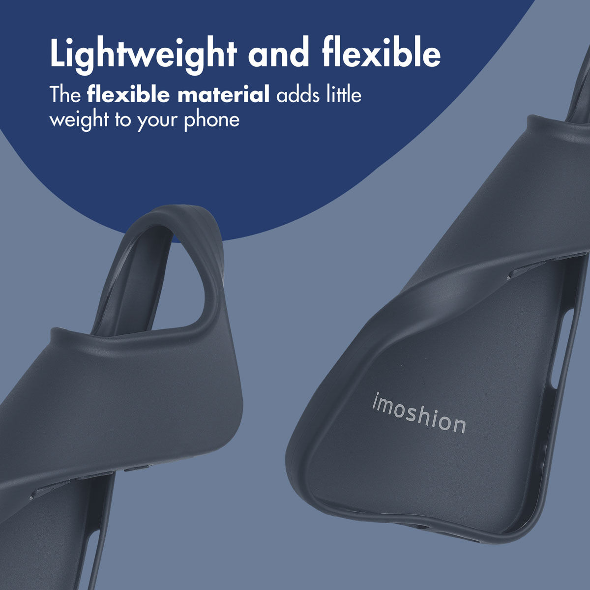 Coque de téléphone souple bleu foncé avec le logo imoshion sur fond bleu.