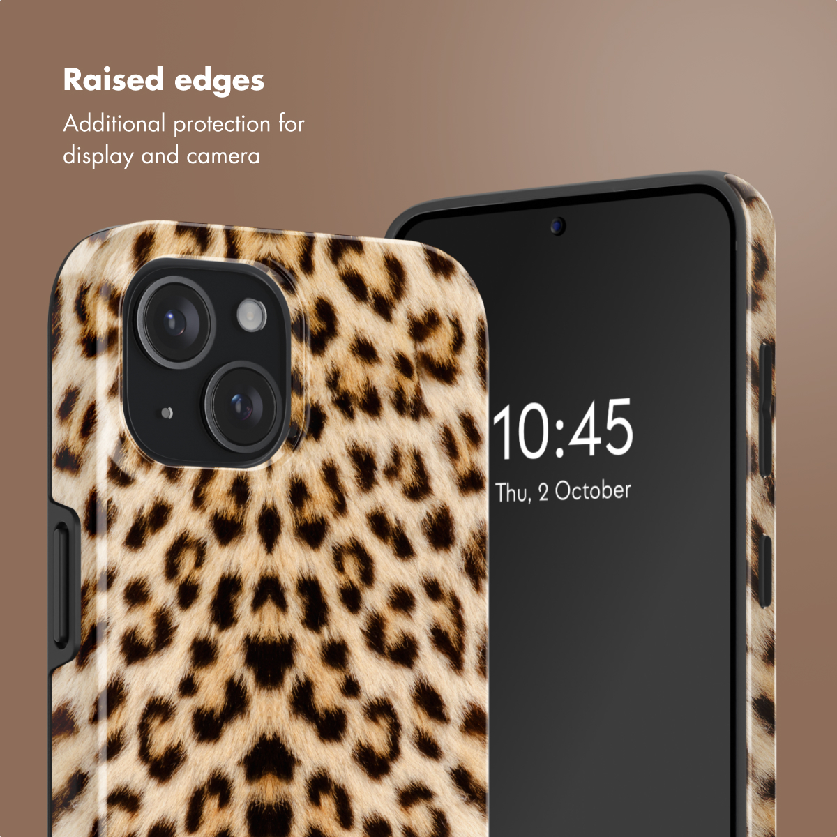Smartphone avec coque léopard et texte sur les bords surélevés.