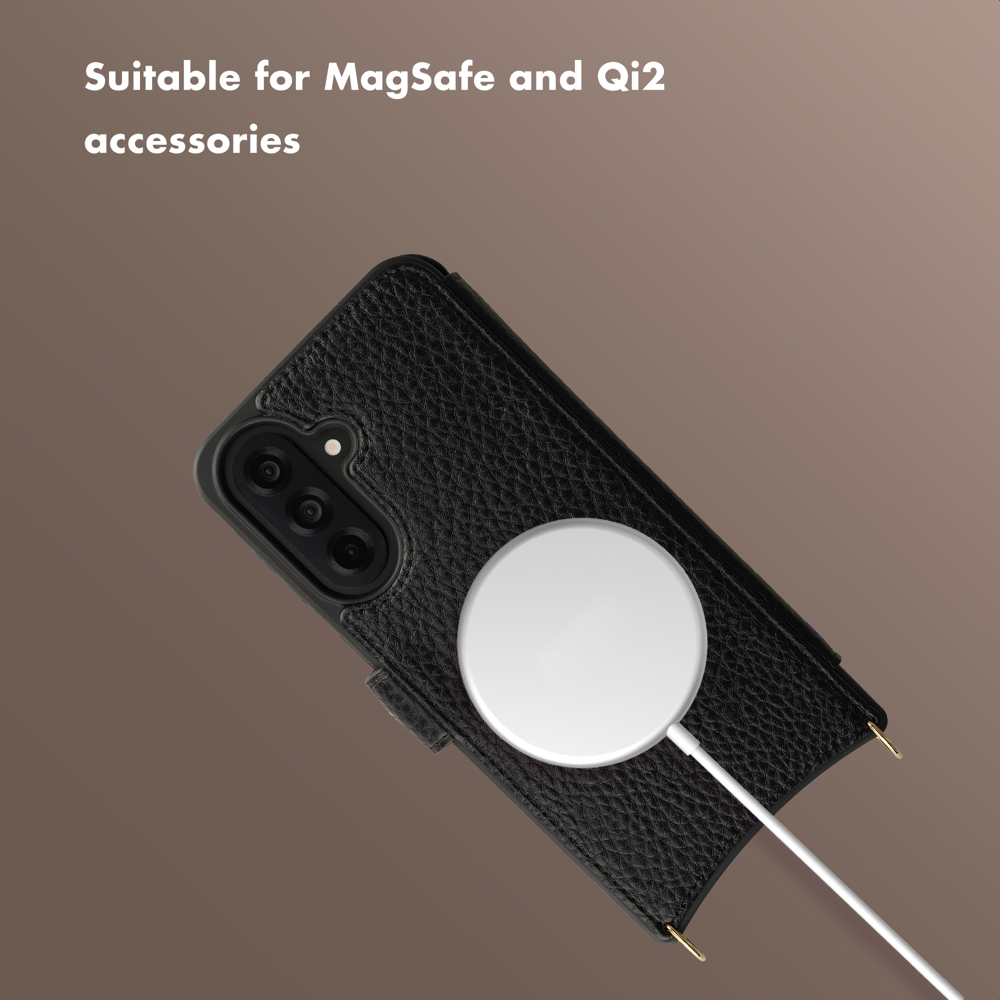 Schwarze Lederhülle mit MagSafe-Ladegerät und der Aufschrift "Suitable for MagSafe and Qi2 accessories".