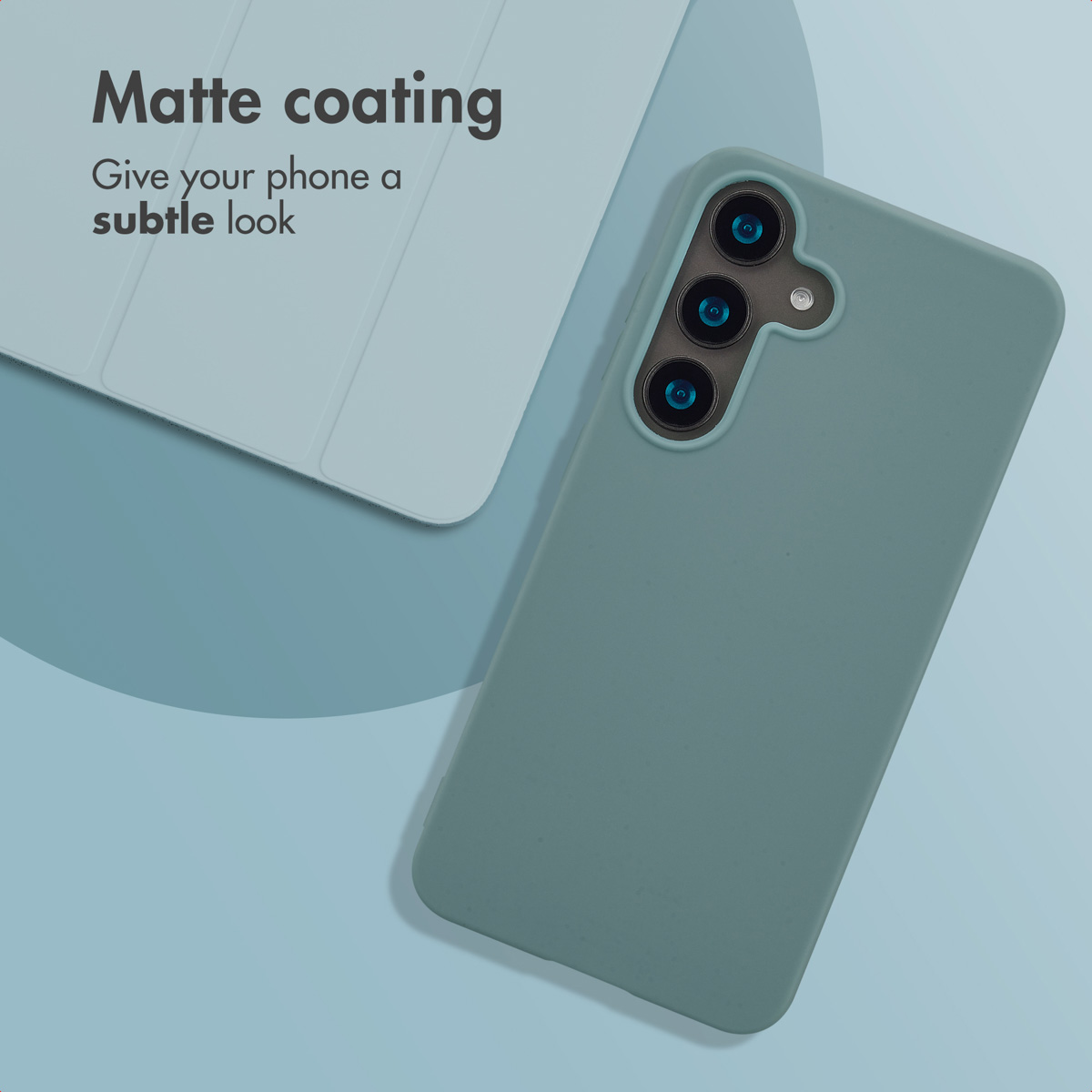 Un teléfono azul claro en funda mate yace junto a otra funda, con texto que dice Matte coating.