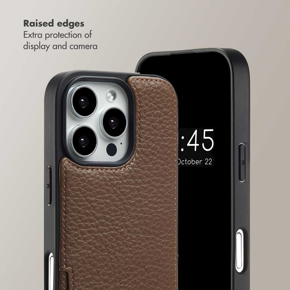 Los bordes elevados ofrecen protección adicional para la pantalla y la cámara de un smartphone con funda de cuero marrón.