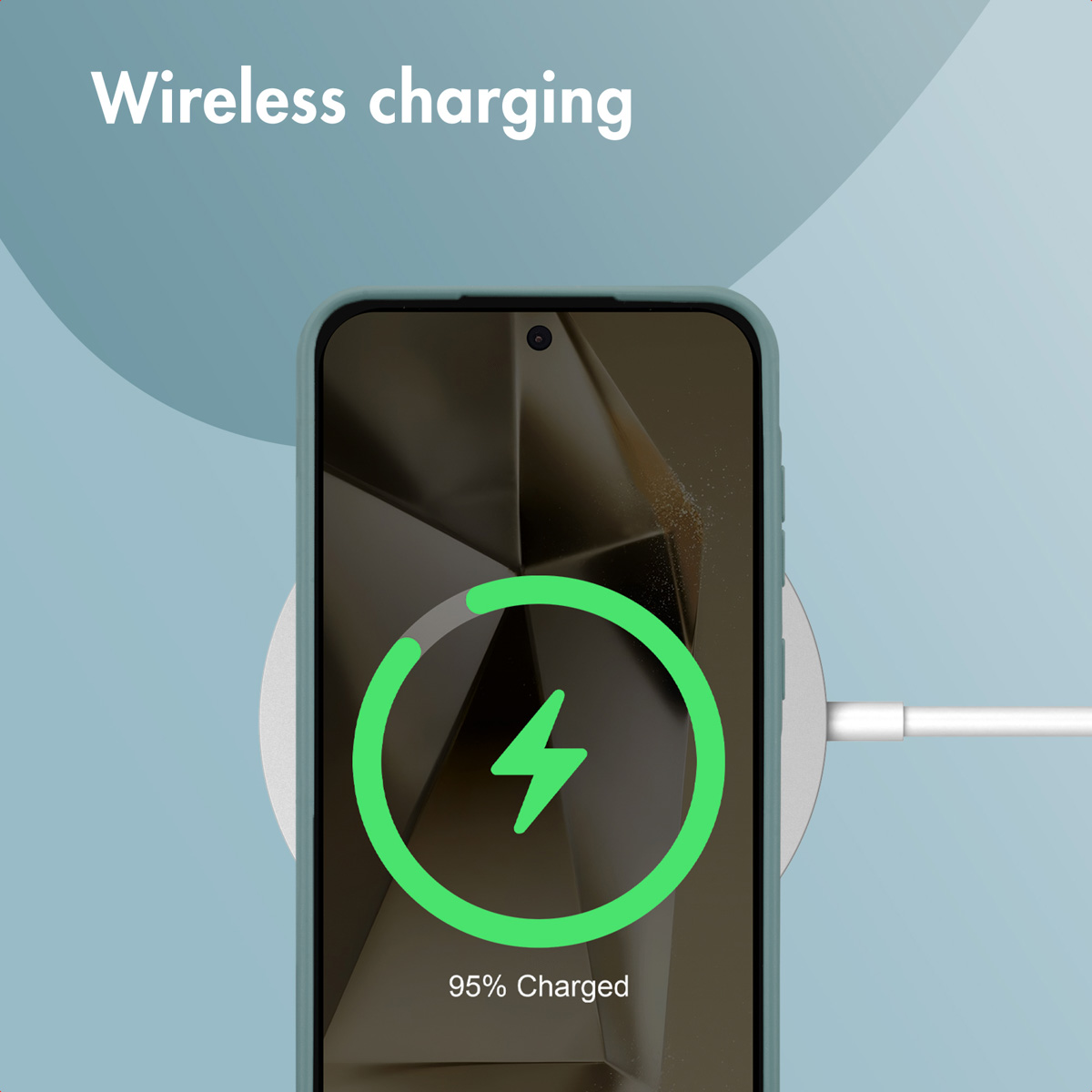 Smartfon spoczywa na bezprzewodowej podkładce ładującej, pokazując 95% naładowania.