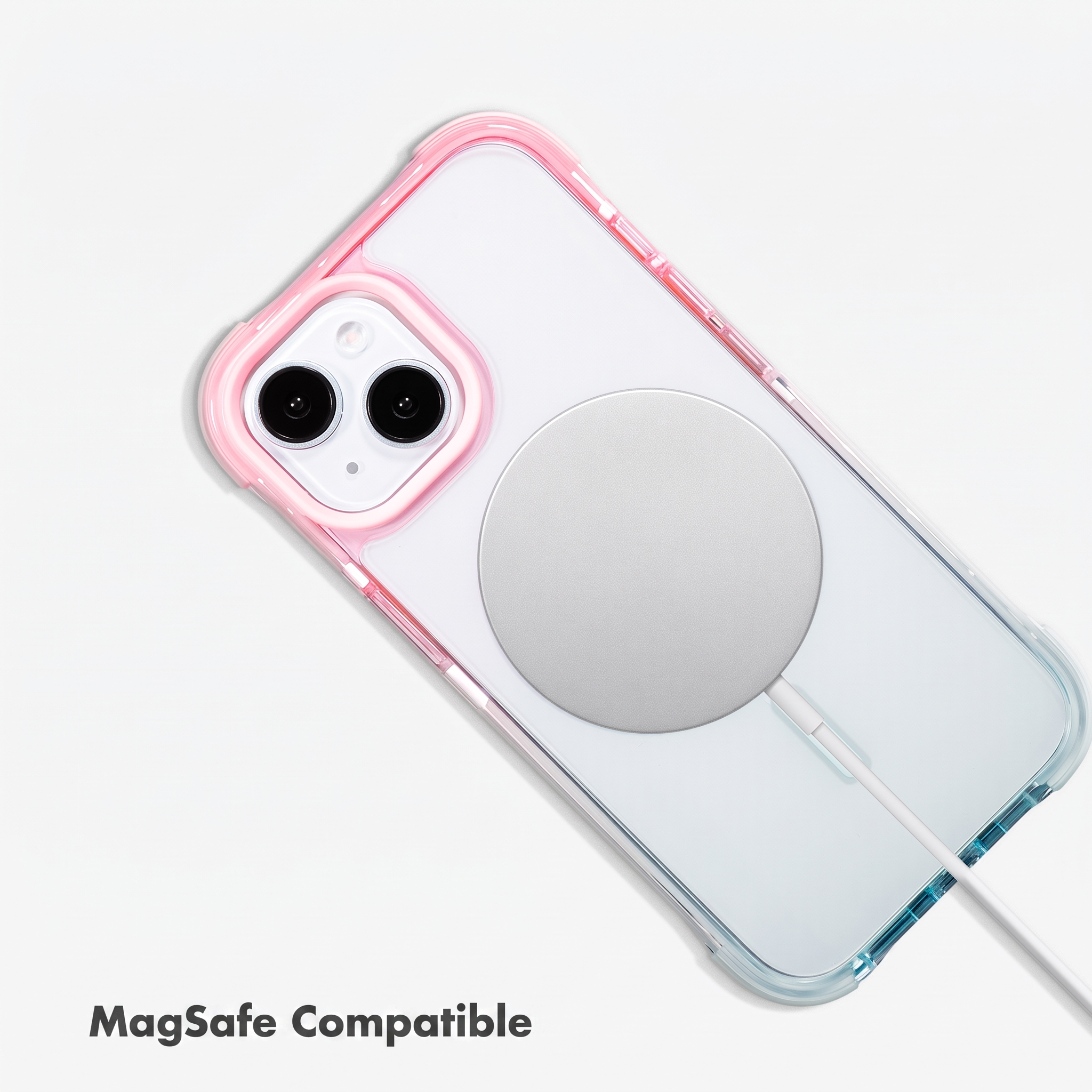 Een smartphone in een roze-transparante hoes met een ronde MagSafe-oplader op een witte achtergrond.