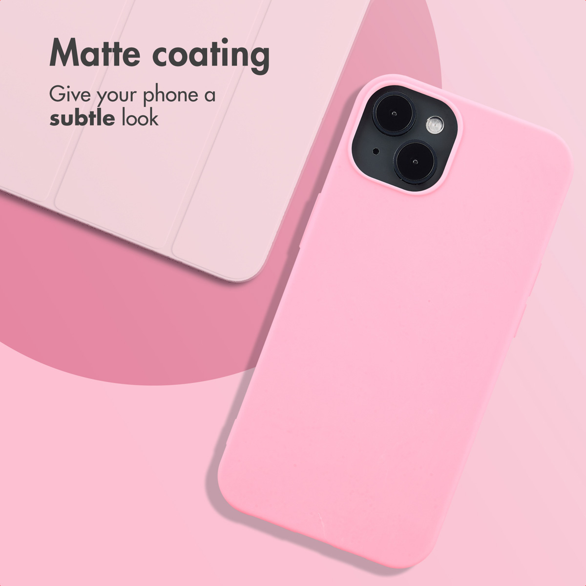 Różowy smartfon w matowym etui ochronnym spoczywa na różowym tle.