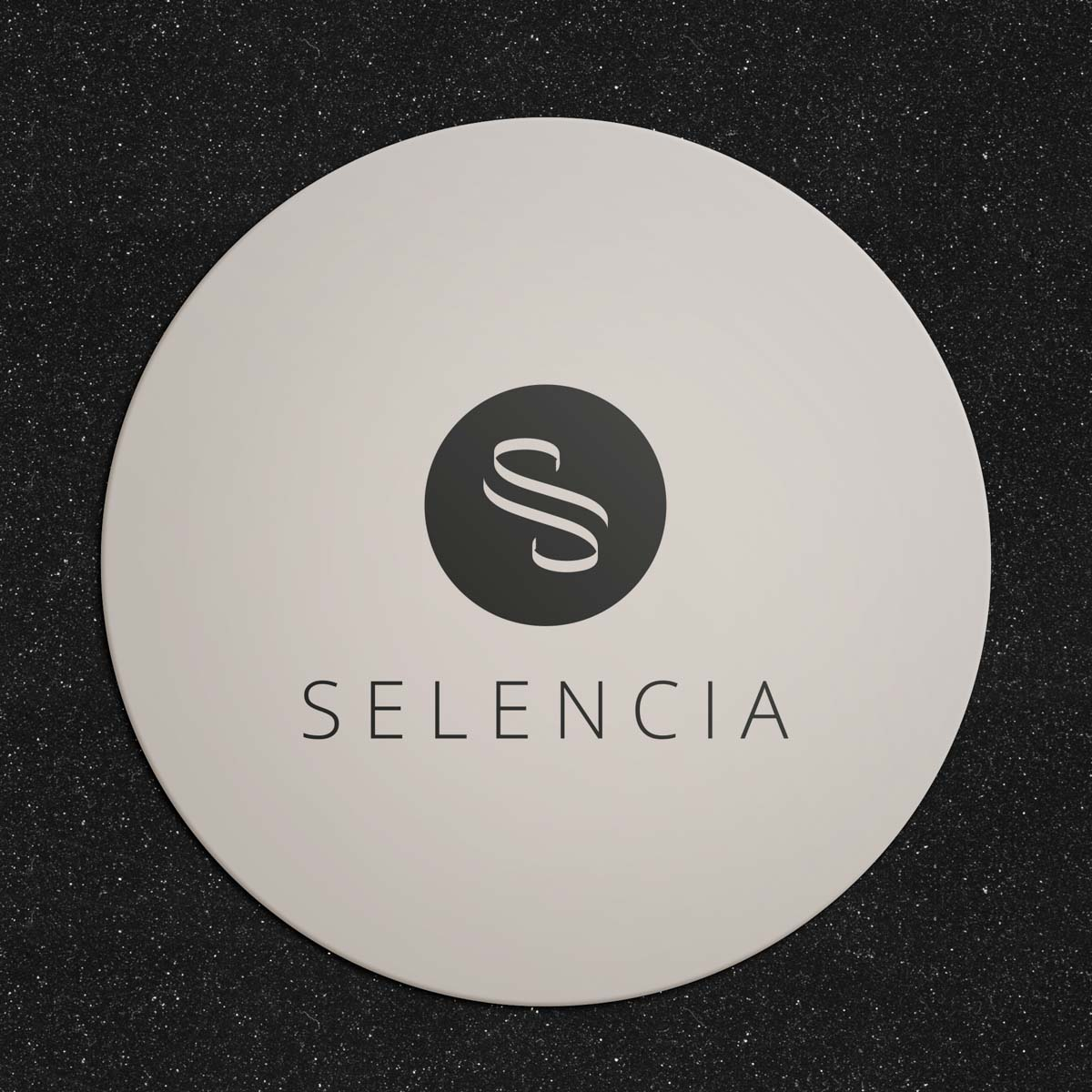 Un logotipo circular blanco con letras blancas estilizadas y el nombre de marca SELENCIA abajo.