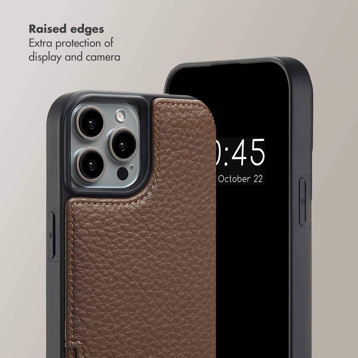 Funda de móvil con detalle de piel marrón y bordes elevados para proteger la pantalla y la cámara.