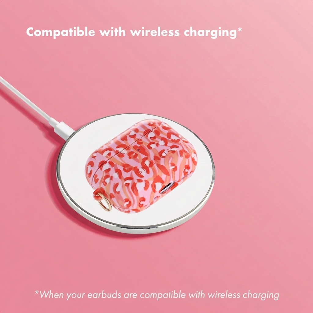 Un estuche para auriculares con estampado de leopardo rosa sobre una base de carga inalámbrica con fondo rosa.