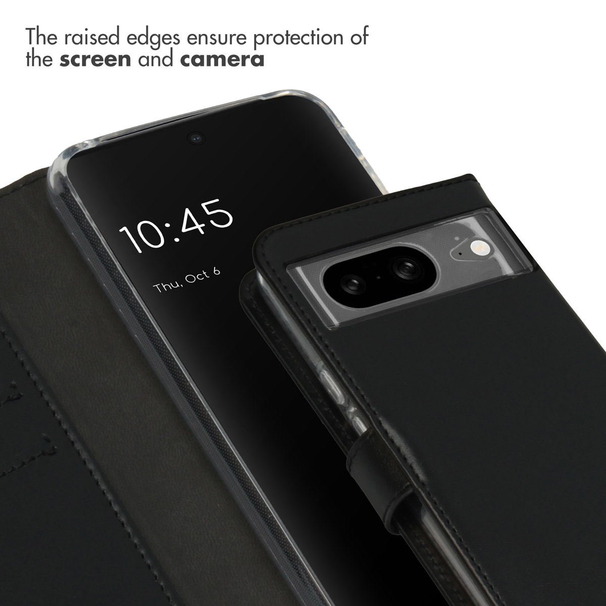Uno smartphone in una custodia nera mostra lo schermo con l'ora e la fotocamera sul retro.