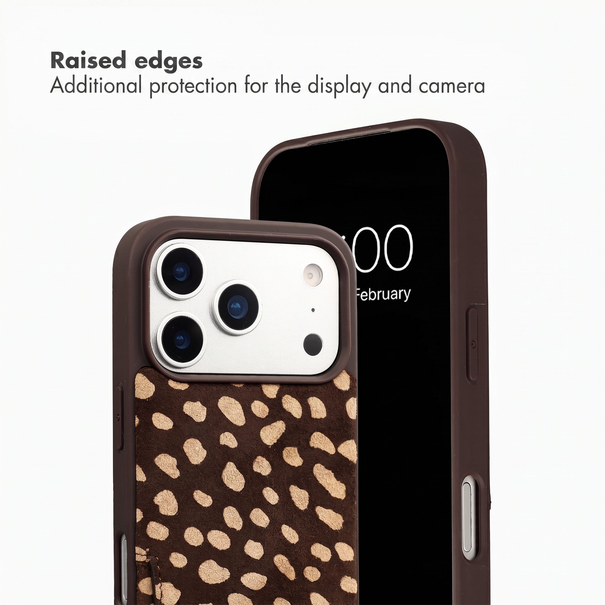 Deux téléphones avec des coques marron à motif animalier et des bords surélevés de protection.