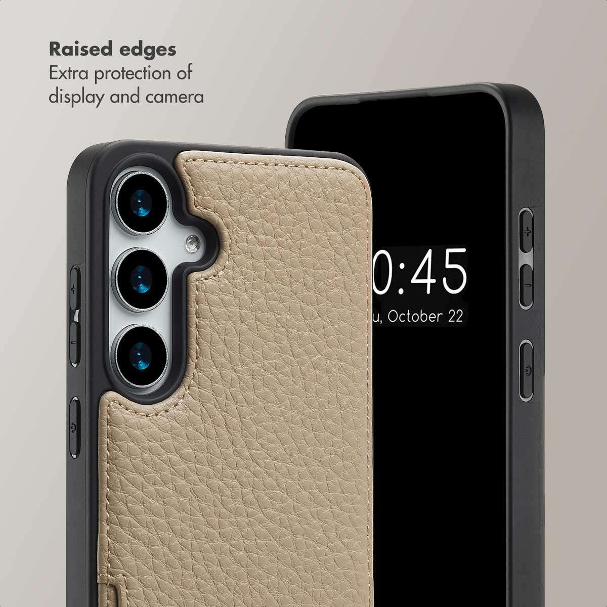 Fundas de cuero beis para telefono con tres lentes y bordes elevados.