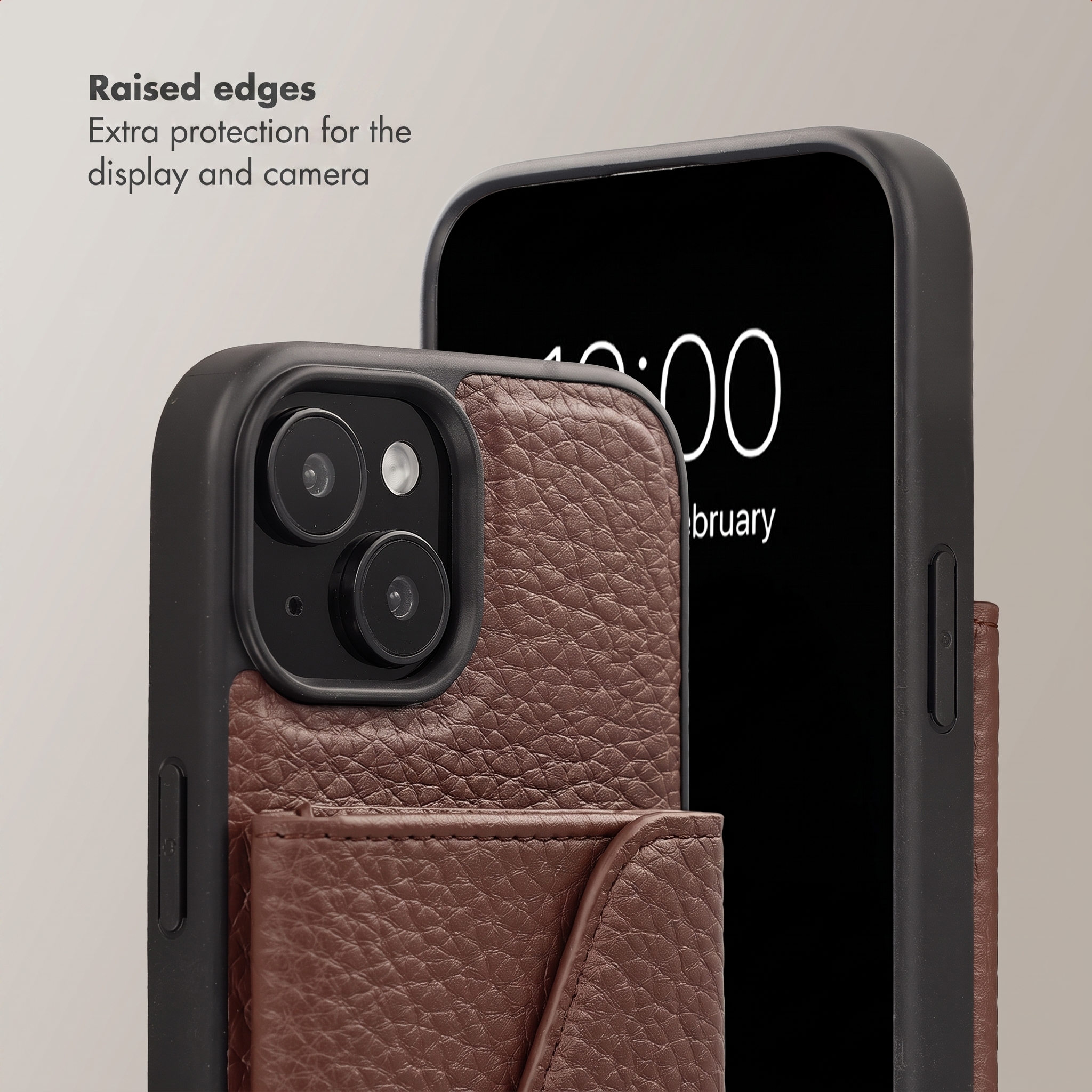 Close-up van een smartphone met bruine lederen hoes en geïntegreerd pasjeshouder.