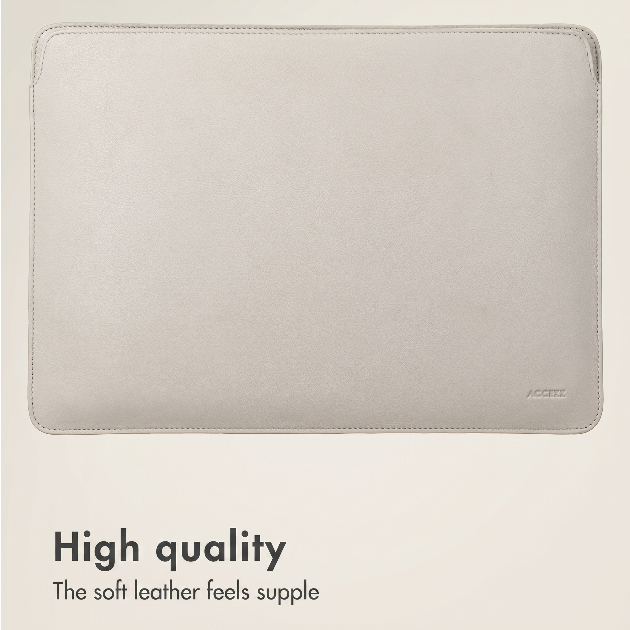 Una funda de cuero beige para portátil con costuras finas y la palabra Accezz sobre fondo beige.