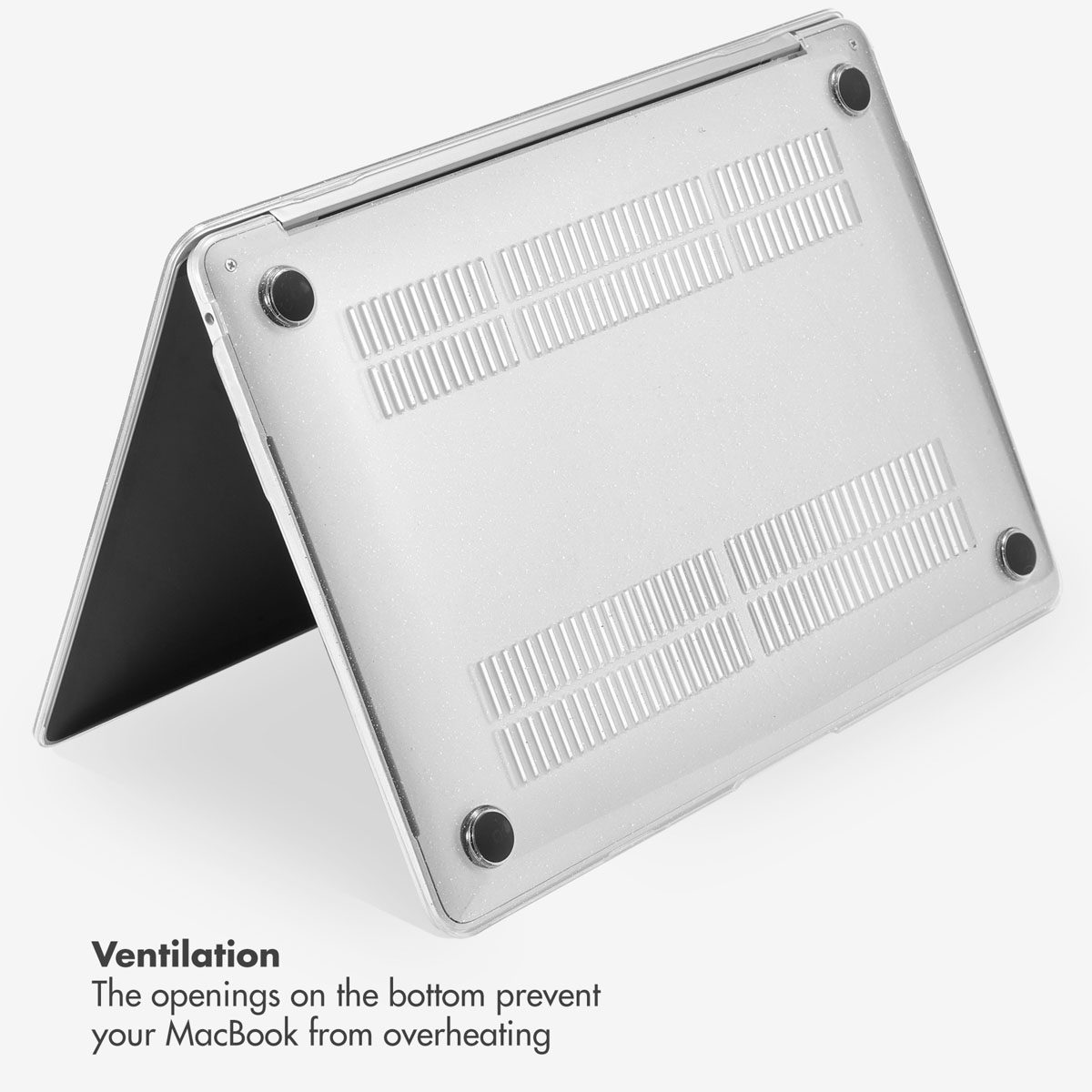 Parte inferior de una funda protectora para portátil con ranuras de ventilación y cuatro patas negras sobre fondo blanco.