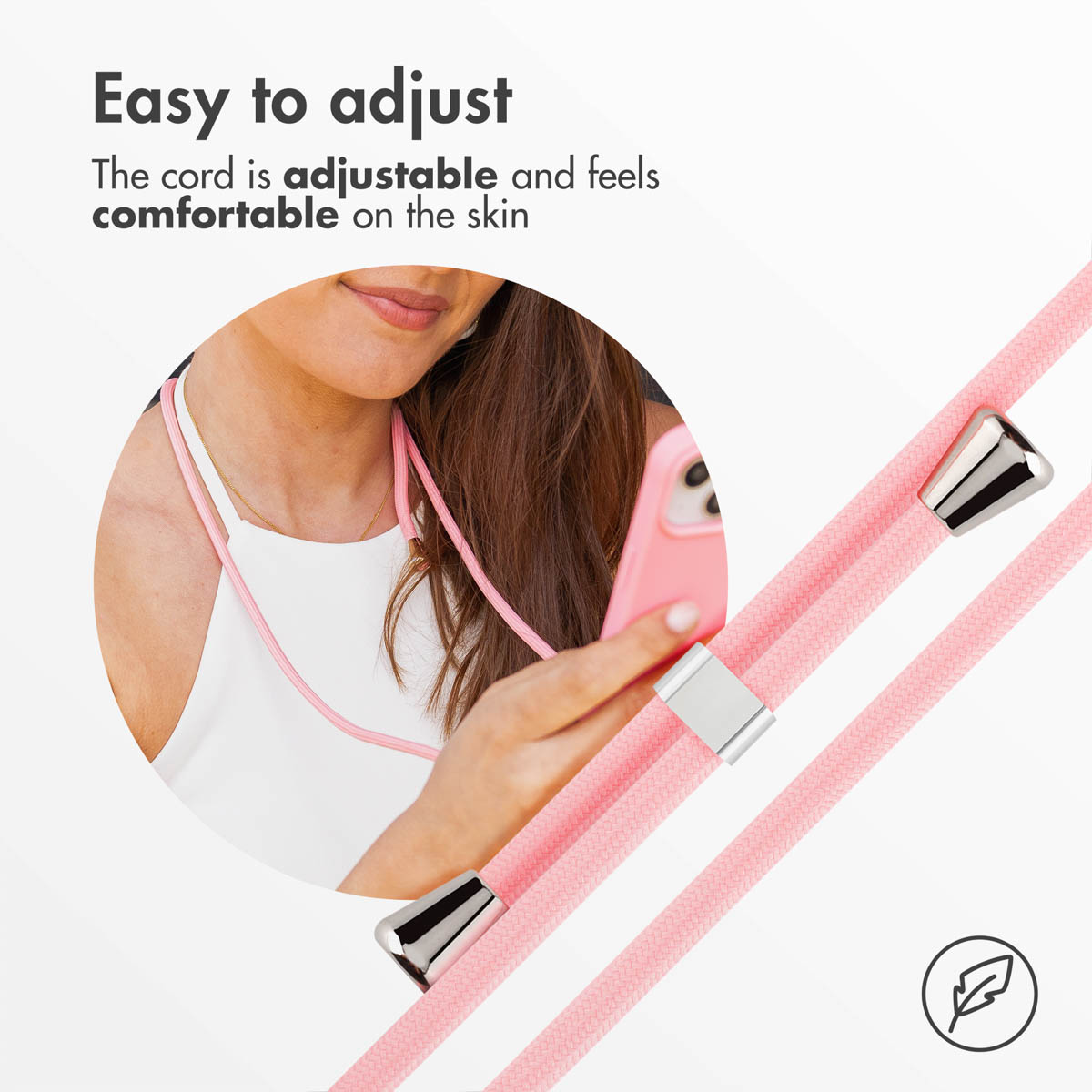 Un cordón de teléfono rosa ajustable con tapas plateadas y una mujer usándolo.