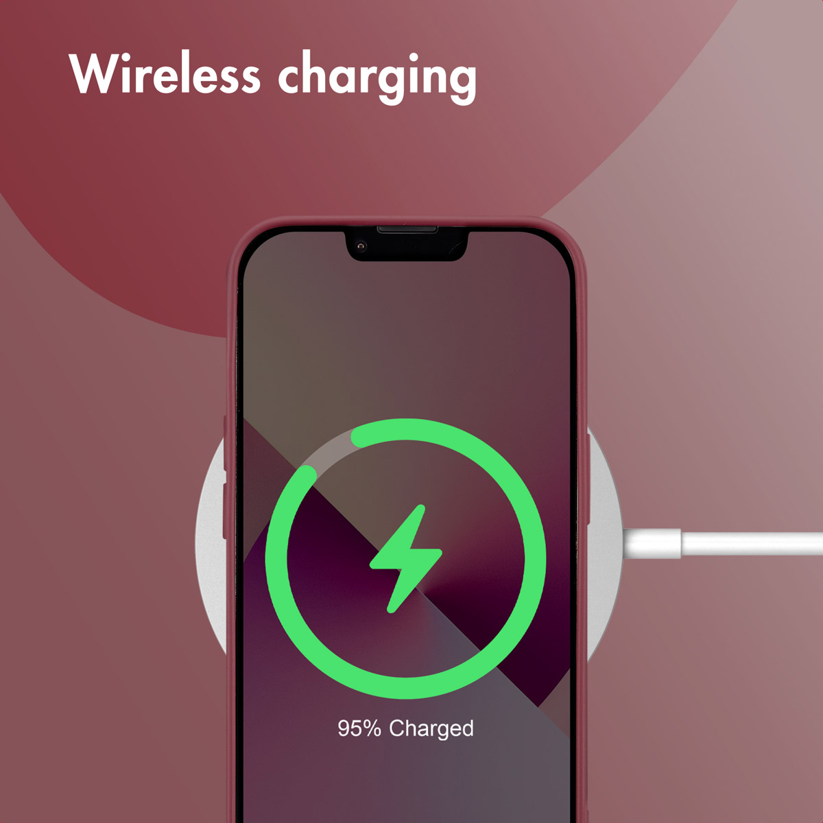 Czerwony smartfon ładuje się bezprzewodowo na białej stacji do 95%.